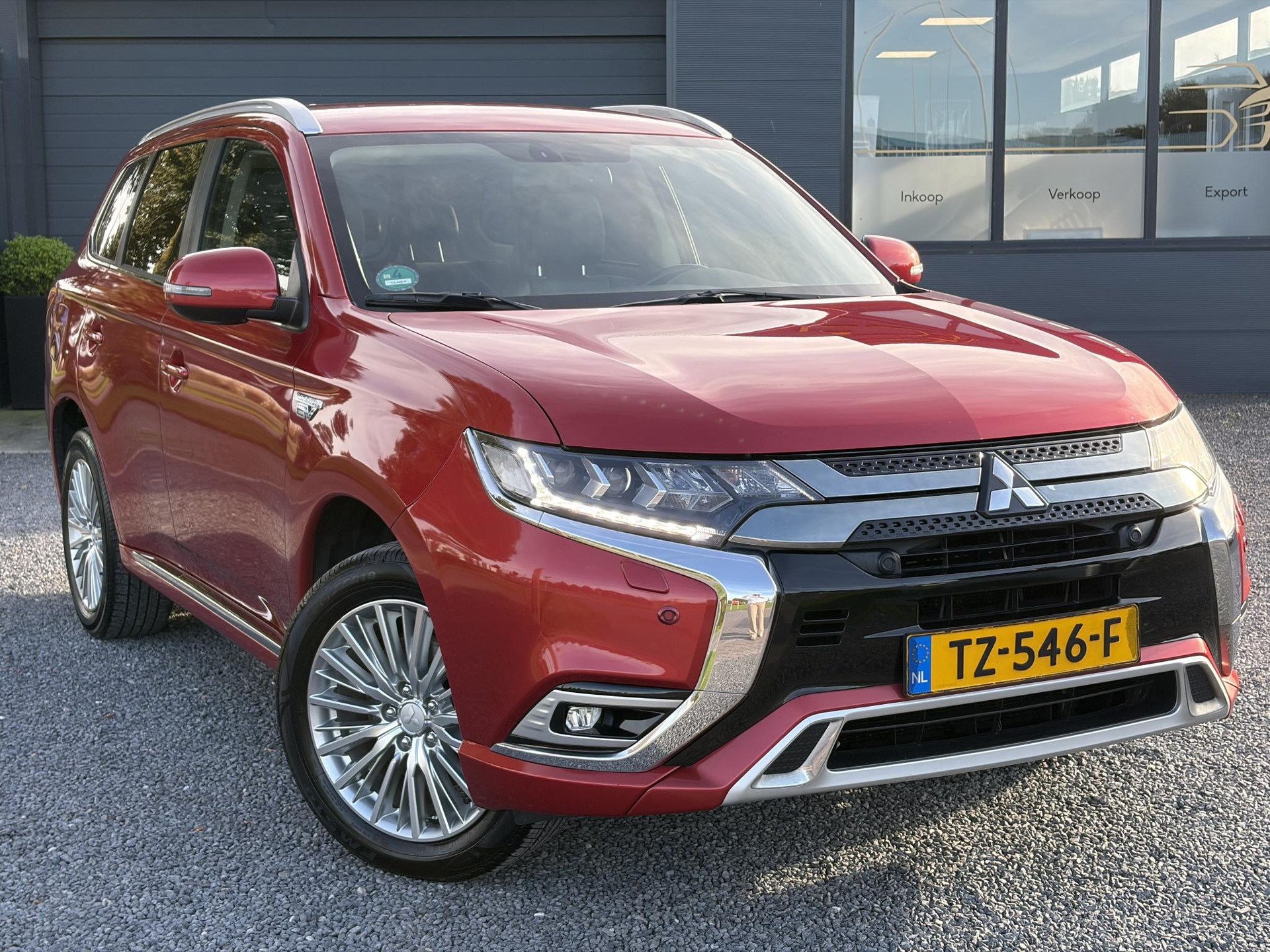 Mitsubishi Outlander 2.4 PHEV Intense ✓1e Eigenaar✓Trakhaak✓SOH 67%✓Carplay✓Camera✓Alcantara-Leder✓Stoelverw-Stoelverkoeling✓Clima✓Cruise✓Pdc V+A✓Keyless✓Net beurt gehad✓18" Lmv✓N.A.P✓Apk tot 10-2027