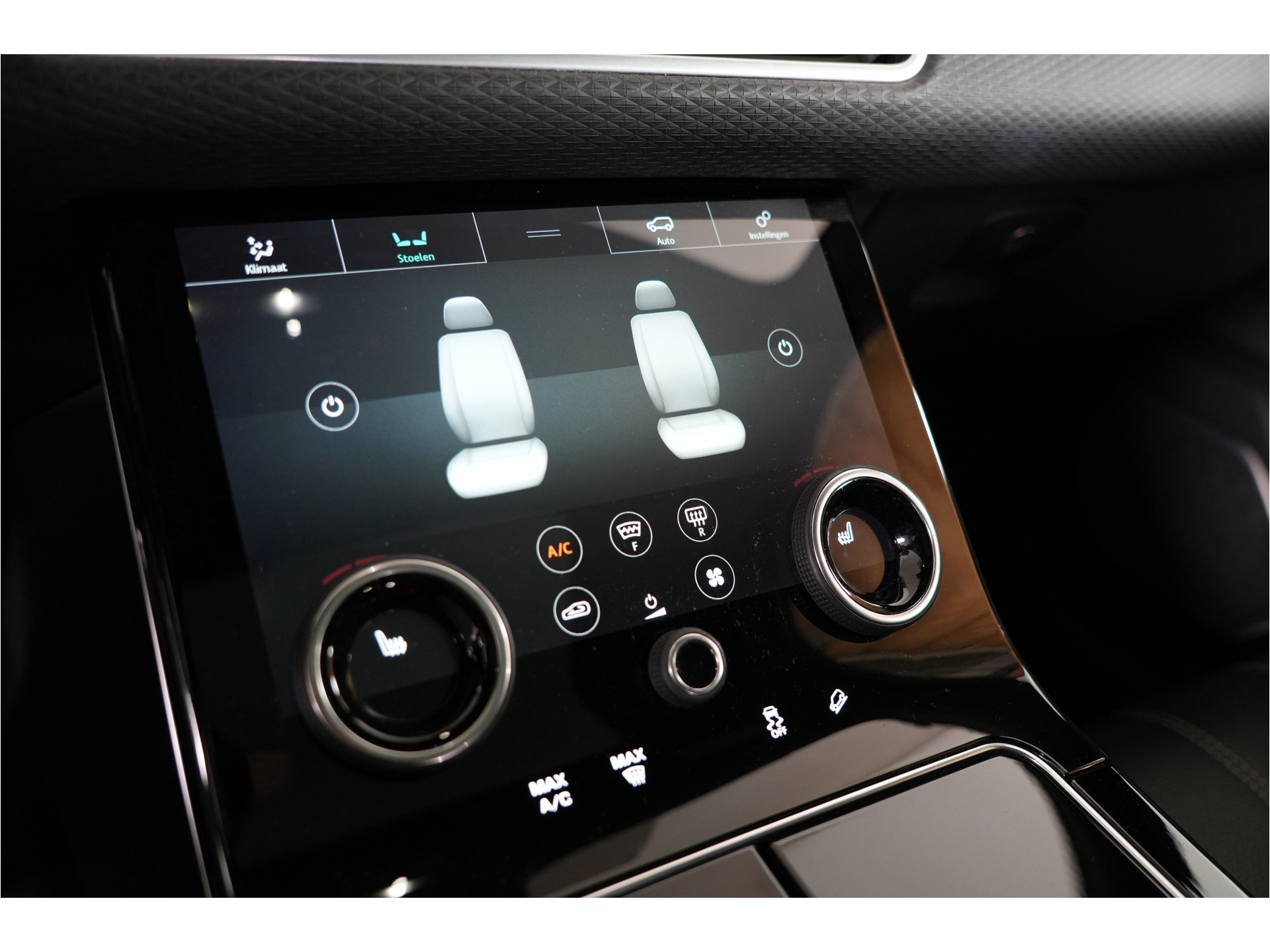 Land Rover Range Rover Velar 2.0 I4 Turbo 300 pk AWD R-Dynamic SE | Pano | Trekhaak | El. Stl. verst. | Massage | Leder | Inparkeer |e | Stl. verw. |