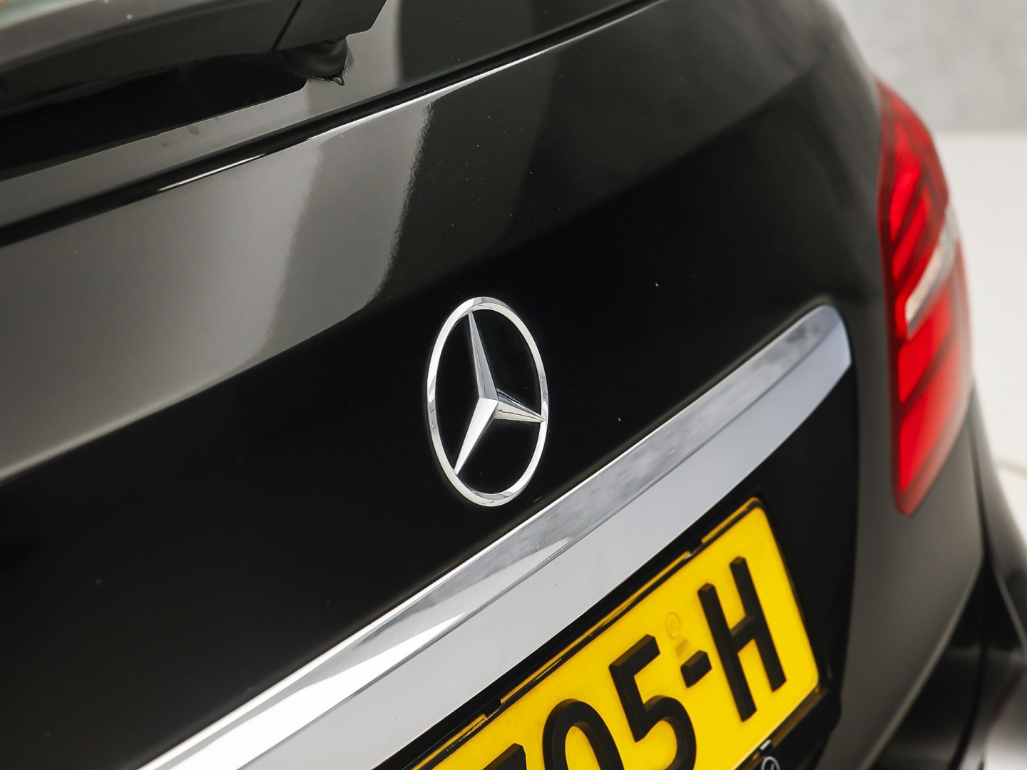 Mercedes-Benz B-klasse 180 Sport Automaat (GROOT NAVI, CAMERA, STOELVERWARMING, ZWART HEMEL, SPORTSTOELEN, CRUISE, KEYLESS START, NIEUWSTAAT)
