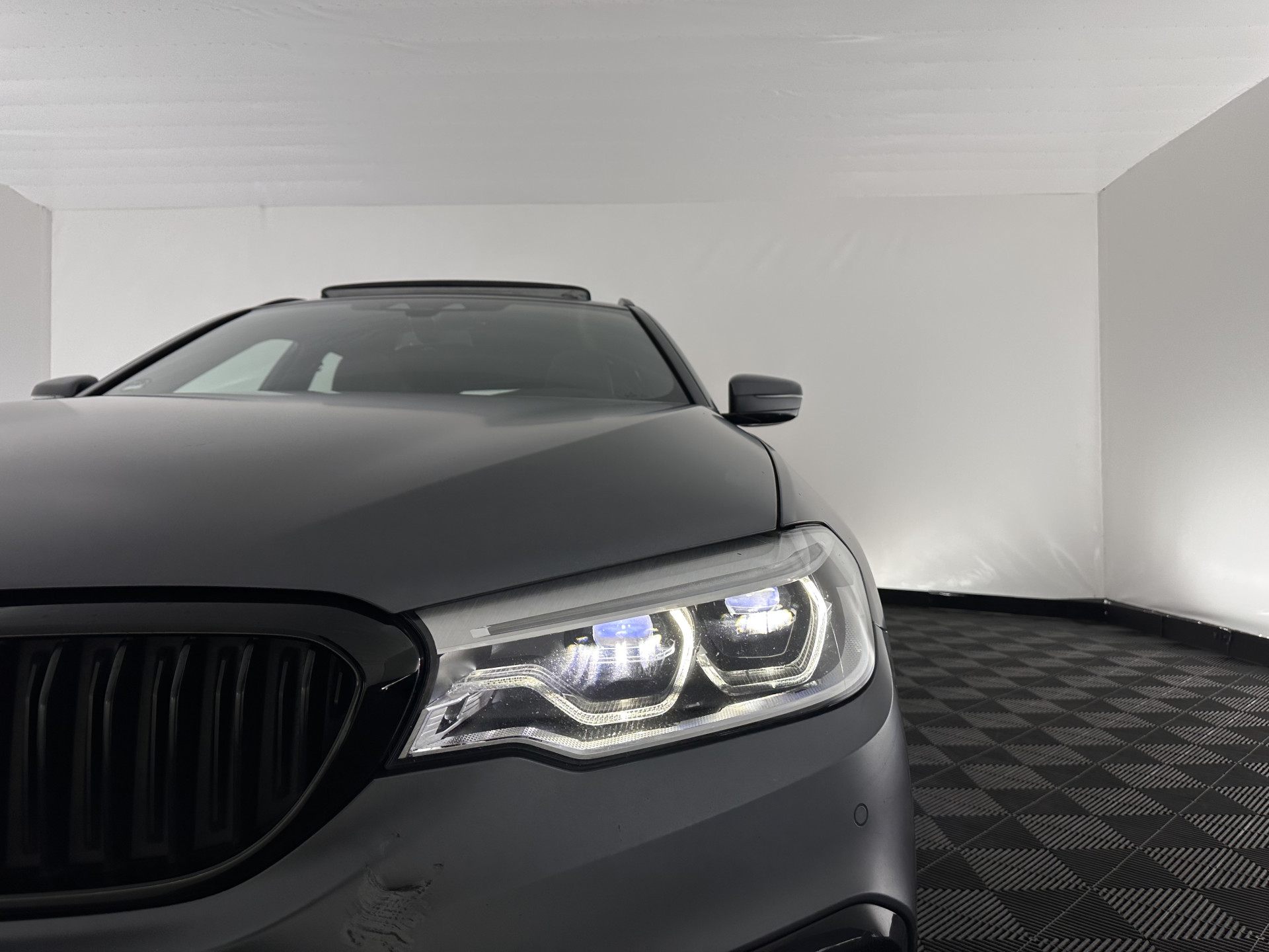 BMW 5-serie Touring 540i xDrive  M-Sportpack High Executive Aut. *PANO | LEATHER | FULL-LED | ADAPTIVE-CRUISE | DIGI-COCKPIT | MEMORY-PACK | BLINDSPOT | TOPVIEW | HARMAN/KARDON | KEYLESS | DIGI-COCKPIT | HEATED-COMFORTSEATS | AMBIENTLIGHT | HEAD-UP |