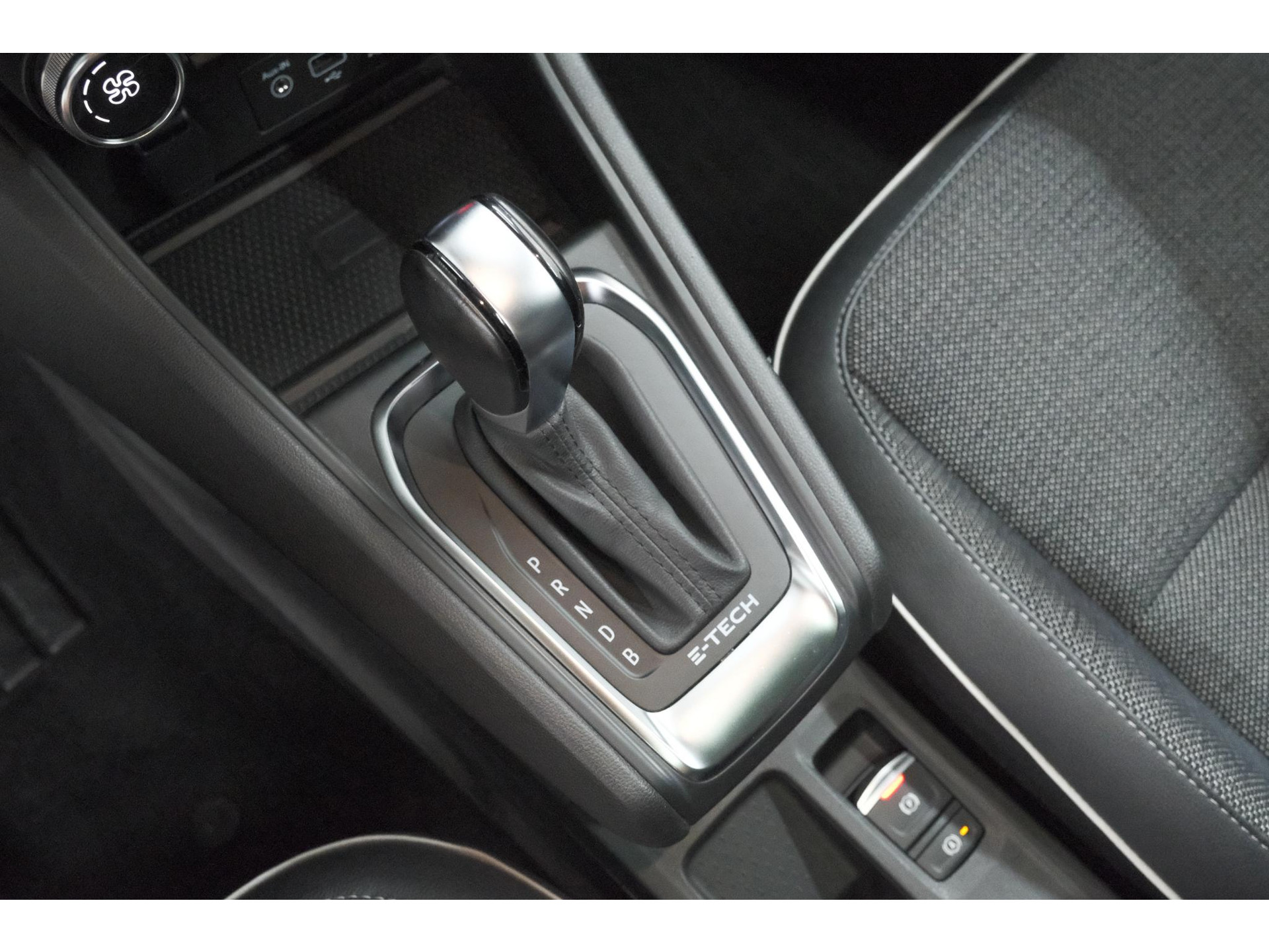 Renault Captur 1.6 E-Tech full hybrid 145 techno | Panoramadak | Camera | Adaptieve Cruise Control | 9.3 Inch Groot Scherm