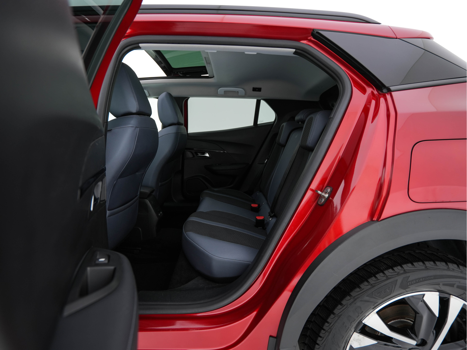 Peugeot e-2008 EV Allure 50 kWh [ 3-Fase ] {SOH-84%} (INCL-BTW) *PANO | LEATHER-FABRIC | FULL-LED | SPORT-SEATS | DIGI-COCKPIT | CAMERA | KEYLESS | PRIVACY-GLASS | DAB+ | NAVI-FULLMAP | ECC | CARPLAY | LANE-ASSIST | PDC | CRUISE | 17''ALU*