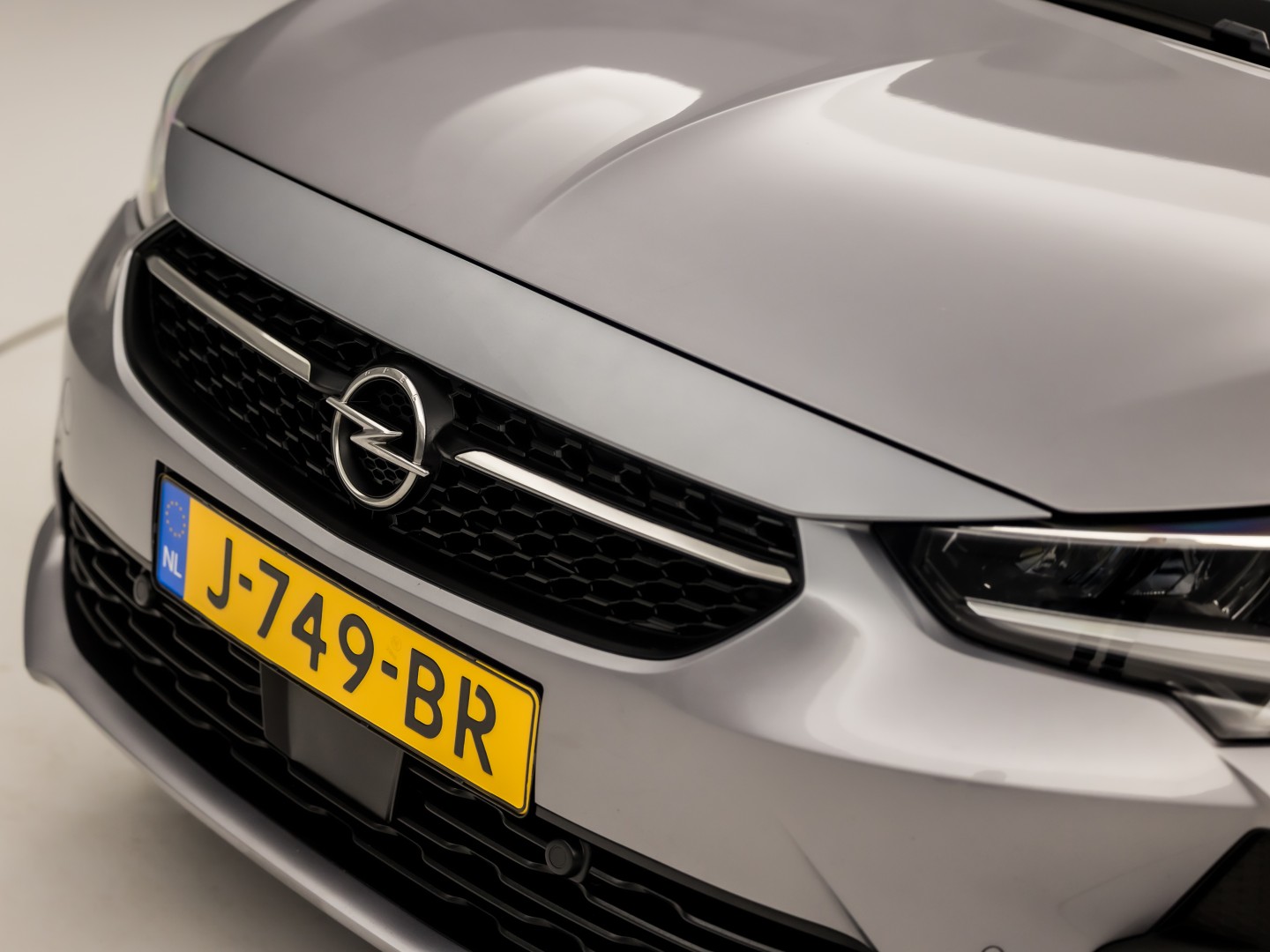 Opel Corsa 1.2 GS Line (VIRTUAL COCKPIT, APPLE CARPLAY, GROOT NAVI, 360 CAMERA, GETINT GLAS, SPORTSTOELEN, CRUISE, LANE ASSIST, NIEUWSTAAT)