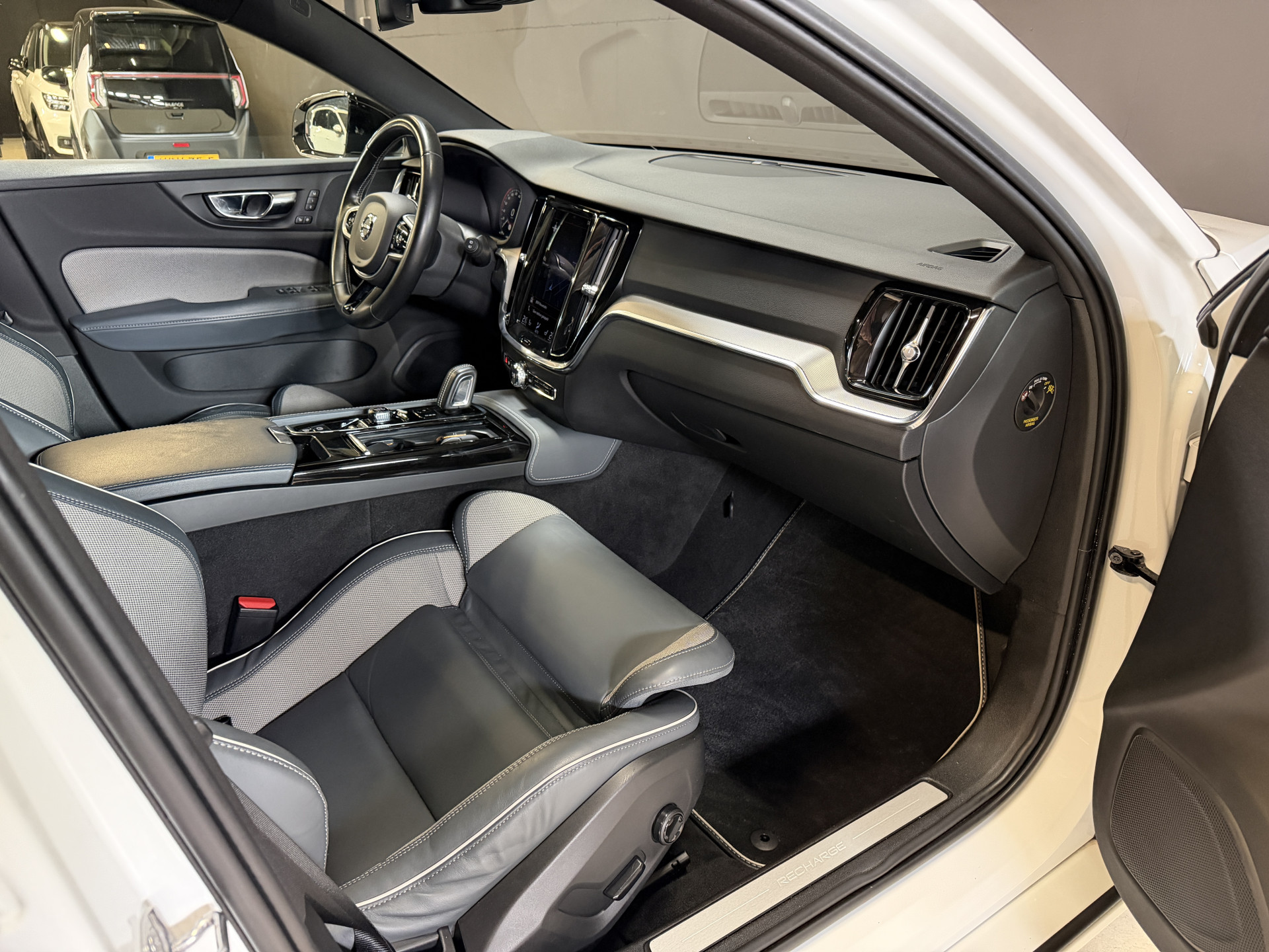 Volvo V60 2.0 T8 Recharge AWD R-Design | Elektr. trekhaak | Camera | Stoel/stuurverwarming | Carplay | Adaptive cruise