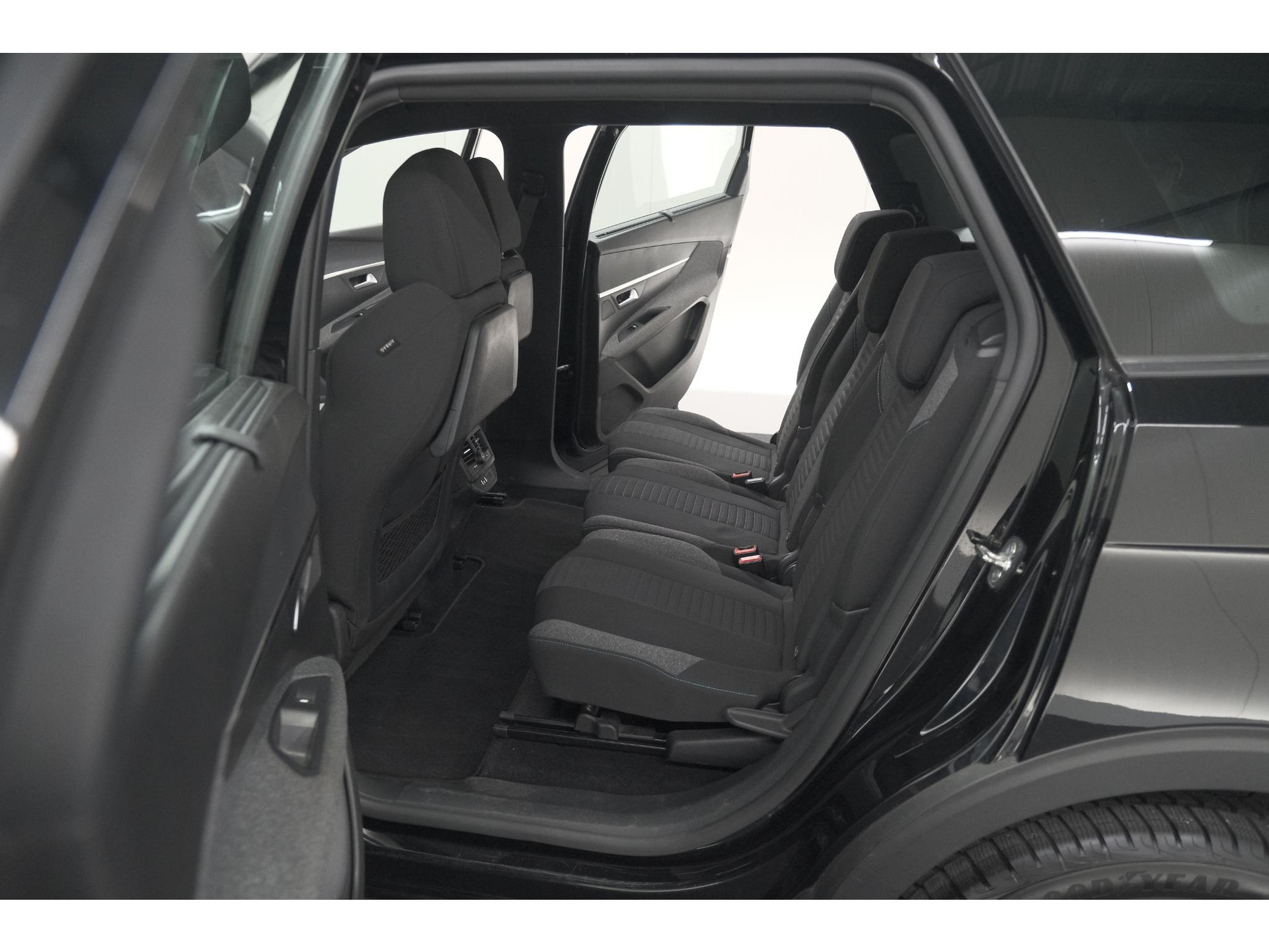 Peugeot 5008 PureTech 130 EAT8 Active Pack Business | 7 Zitplaatsen | Camera | Navigatie | Apple Carplay | Parkeersensoren