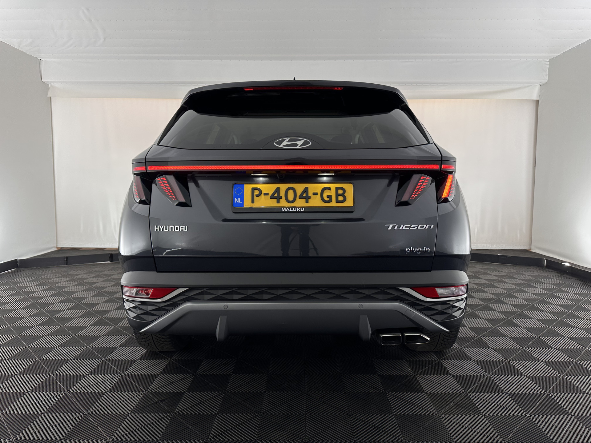 Hyundai Tucson 1.6 T-GDI PHEV Comfort Smart 4WD (INCL.BTW) *LEATHER | FULL-LED | ADAPTIVE-CRUISE | HEATED-COMFORTSEATS | KEYLESS | CAMERA | DIGI-COCKPIT | PRIVACY-GLASS | SHIFT-PADDLES | ECC | PDC | 19''ALU*