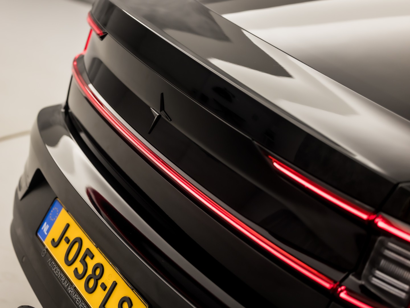 Polestar 2 Long Range Dual Motor Launch Edition 78kWh 408Pk Automaat (PANORAMADAK, HARMAN/KARDON, APPLE CARPLAY, 360 CAMERA, STOELVENTILATIE, MEMORY SEATS, GETINT GLAS, TREKHAAK, ELEK ACHTERKLEP, NIEUWSTAAT)
