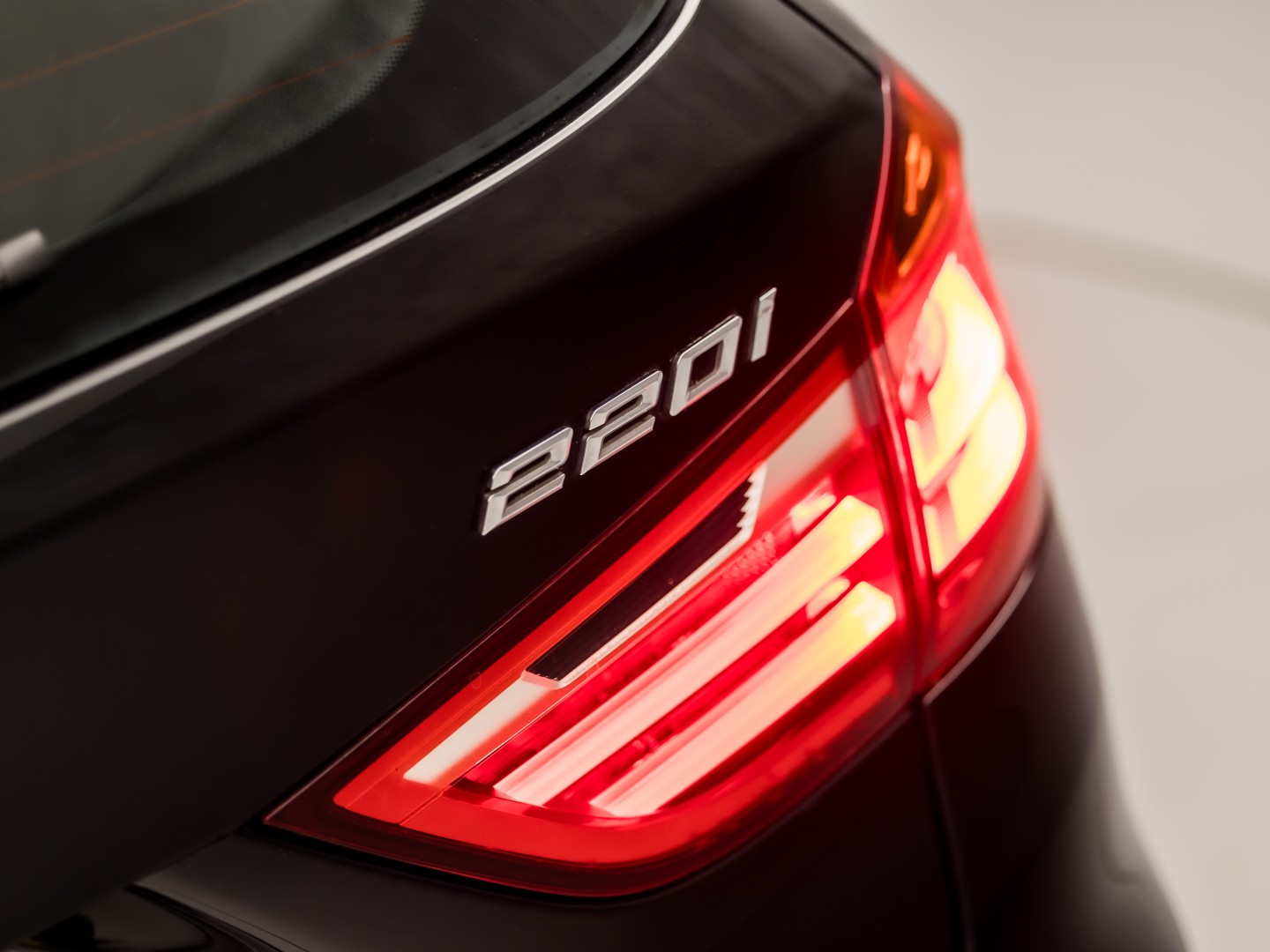 BMW 2 Serie 220i High Executive 7 Persoons 192Pk Automaat (NAVIGATIE, 4 CILINDER, 1e EIGENAAR, CLIMATE, GETINT GLAS, PARKEERSENSOREN, SPORTSTOELEN, CRUISE, NIEUWE APK, NIEUWSTAAT)