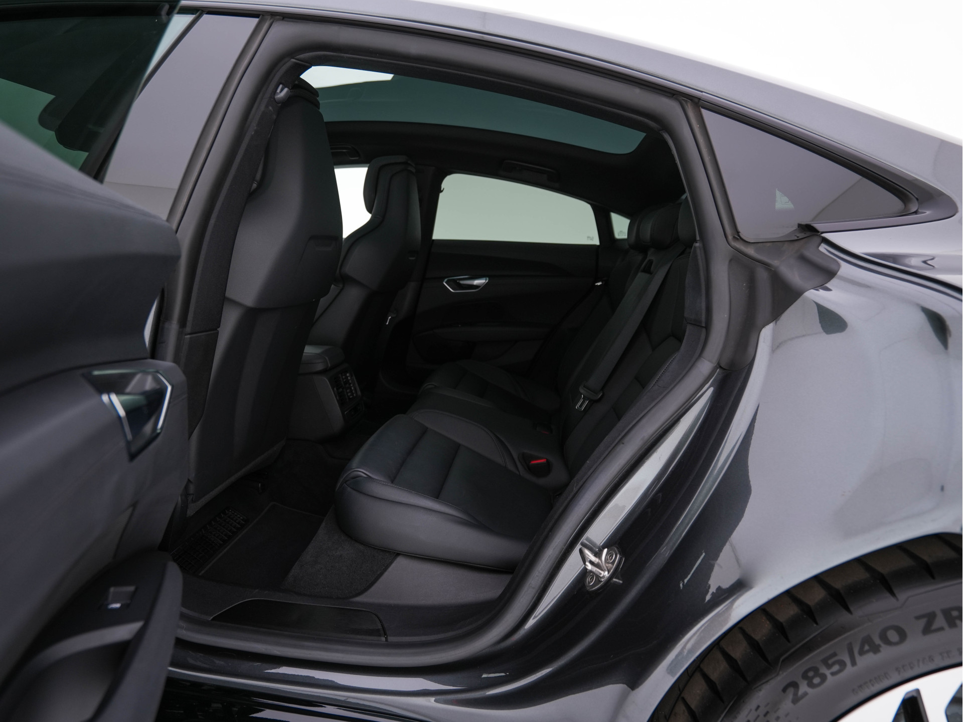 Audi e-tron GT 93 kWh Quattro [ 3-Fase ] {SOH-93%} (INCL-BTW) *PANO | FULL-LED | LEATHER | AUDI-SOUNDSYSTEM | DIGI-COCKPIT | NAVI-FULLMAP | HEATED-SPORTSEATS | TOP-VIEW | DAB | KEYLESS | LANE-ASSIST | SHIFT-PADDLES | PRIVACY-GLASS | 20