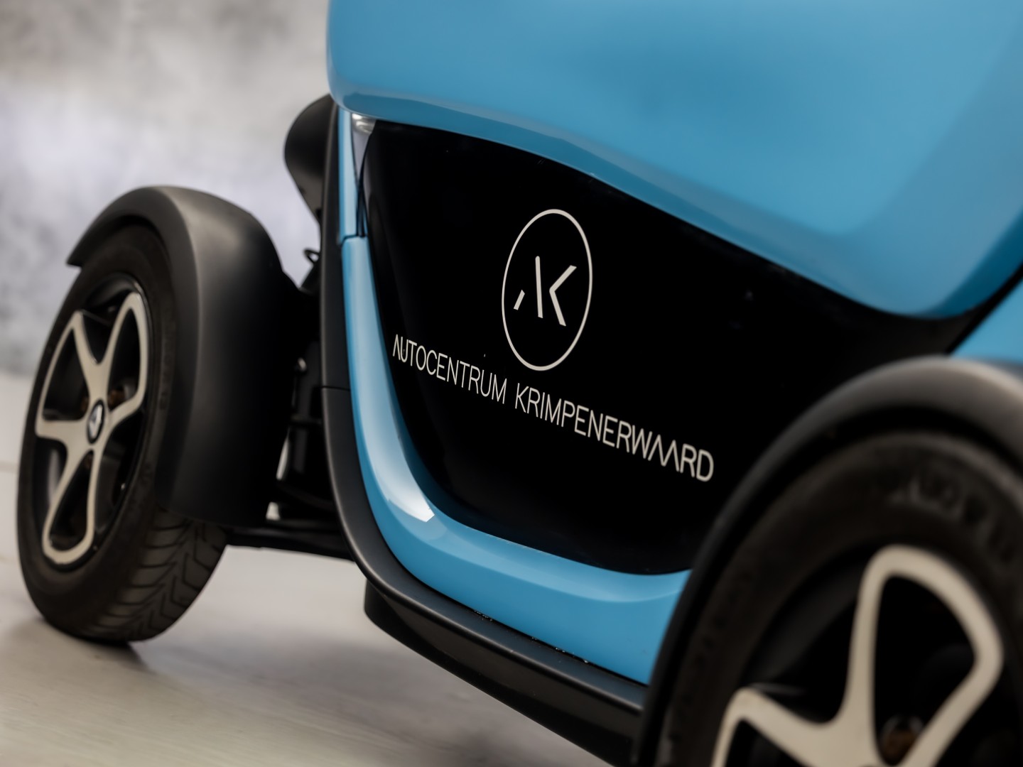 Renault Twizy Life (45 KMH, BROMMER KENTEKEN, ZWART LEDER, PARKEERSENSOREN, SPORTSTOEL, NIEUWSTAAT)
