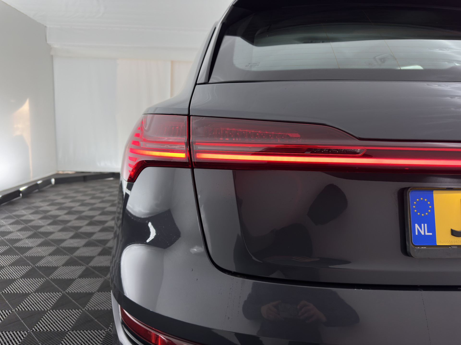 Audi e-tron 50 Quattro *ELECTRO-MOTOR AUDIBLE* Launch edition 71 kWh [ 3-Fase ] {SOH-100%} (INCL-BTW) Aut. *FULL-LED | DIGI-COCKPIT | NAVI-FULLMAP | HEATED-COMFORTSEATS | KEYLESS | AUDI-SOUND | SHIFT-PADDLES | ECC | PDC | CRUISE | 20''ALU*