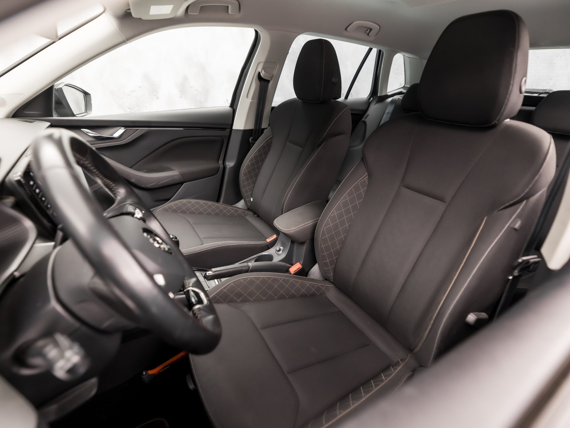 Škoda Kamiq 1.0 TSI Sport (VIRTUAL COCKPIT, APPLE CARPLAY, GROOT NAVI, TREKHAAK, PARKEERSENSOREN, SPORTSTOELEN, GETINT GLAS, CRUISE, NIEUWE APK, NIEUWSTAAT)