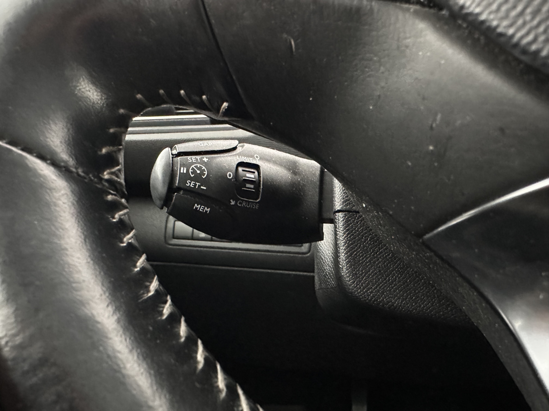 Peugeot 308 1.5 Blue HDi Allure *FULL-LED | HEATED-SPORTSEATS | NAVI-FULLMAP | DAB | ECC | PDC | CRUISE | PRIVACYGLASS | 16''ALU*