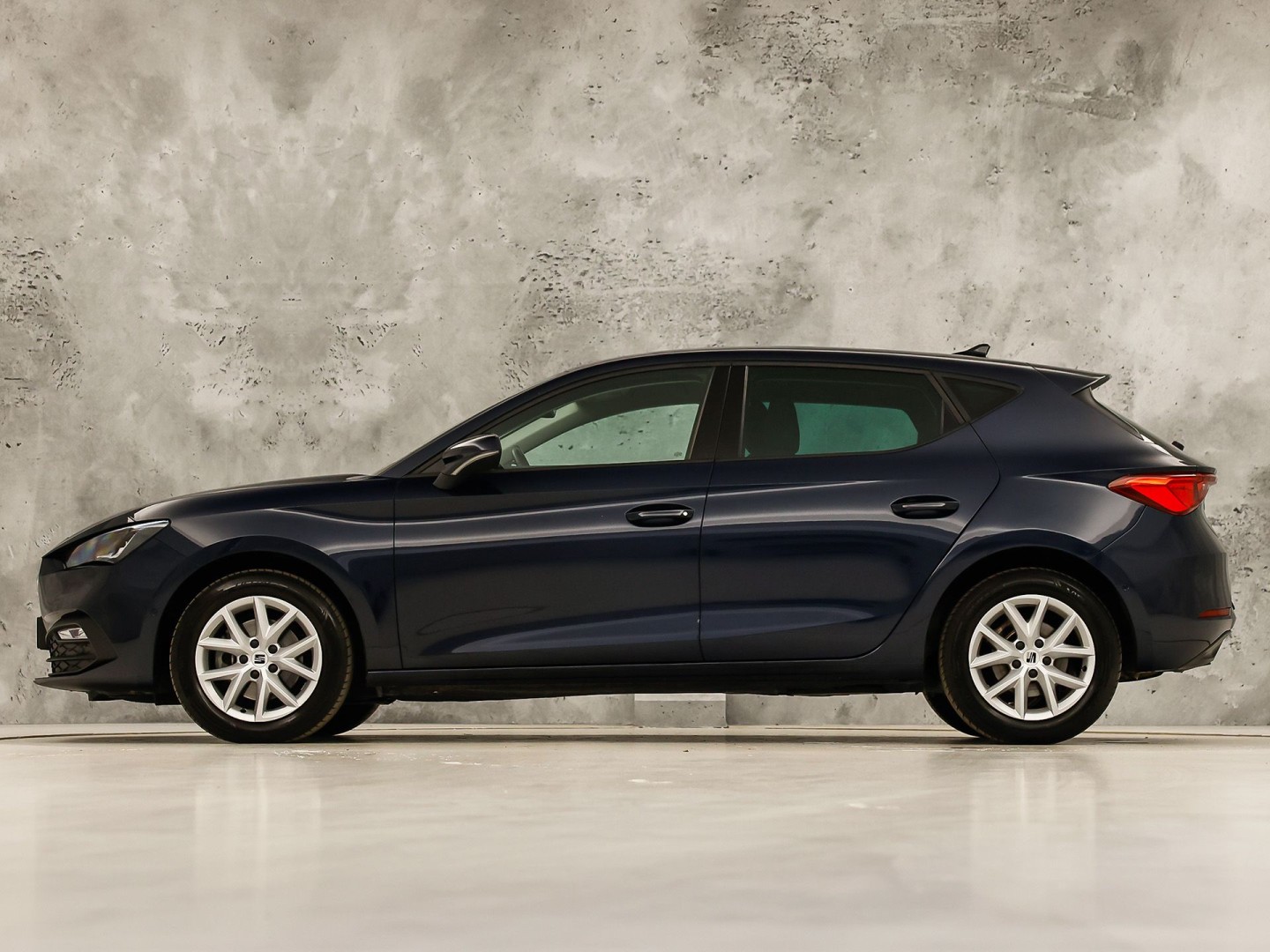 SEAT Leon 1.0 eTSI Intense Sport Automaat (VIRTUAL COCKPIT, APPLE CARPLAY, GROOT NAVI, CAMERA, SPORTSTOELEN, KEYLESS, ADAPTIVE CRUISE, NIEUWSTAAT)