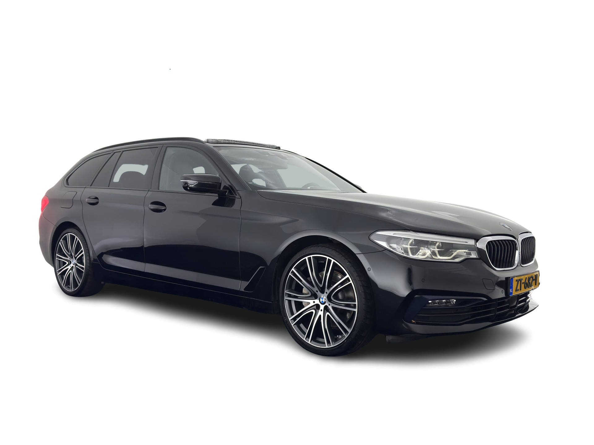 BMW 5-serie Touring 530d Sportline High Executive Aut. *PANO | LEATHER | FULL-LED | MEMORY-PACK | TOP-VIEW | HEATED-COMFORTSEATS | NAVI-FULLMAP | PRIVACY-GLASS | AMBIENT-LIGHT | ECC | CARPLAY | PDC | TOWBAR | SHIFT-PADDLES | 20"ALU*