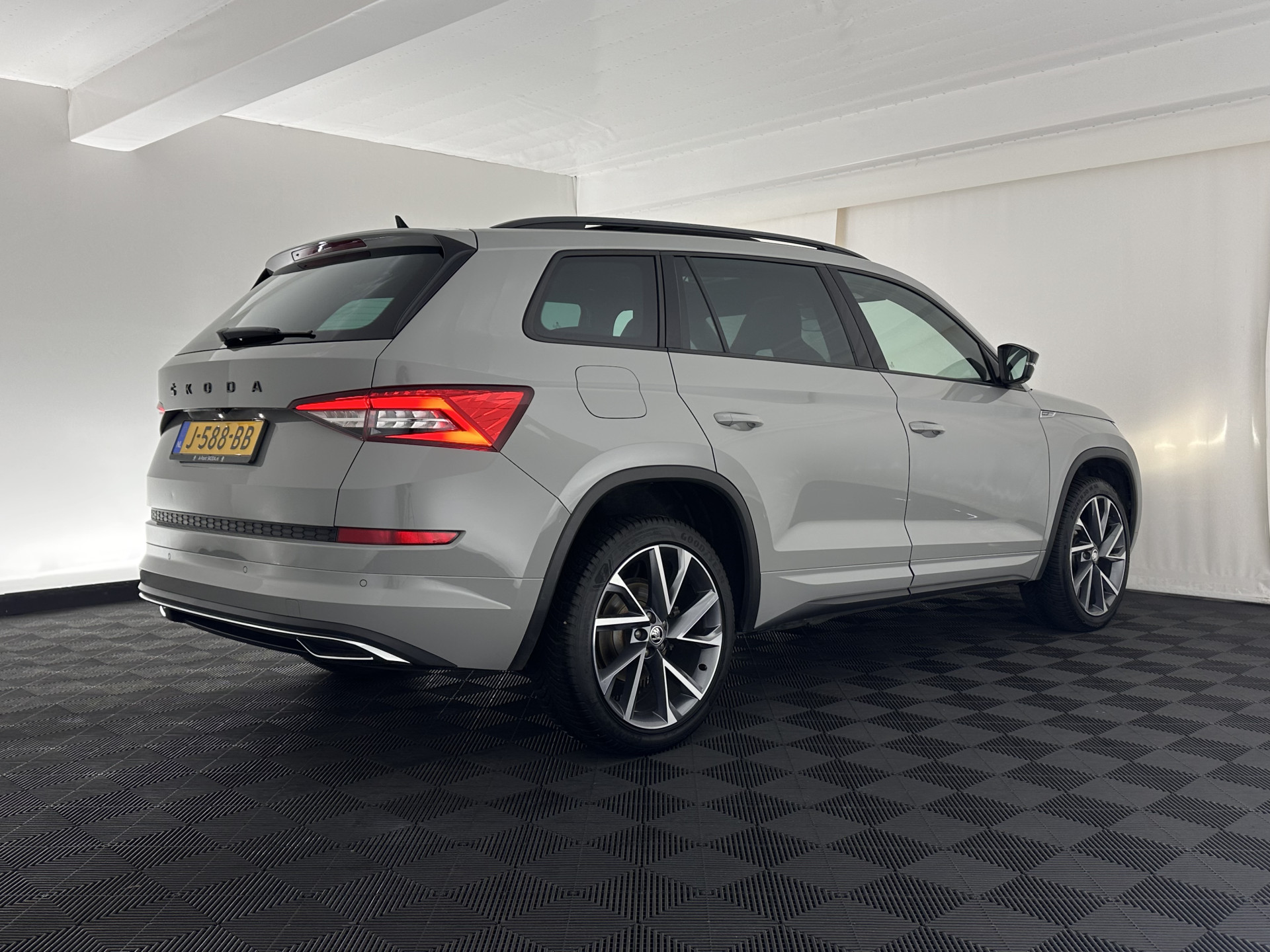 ŠKODA Kodiaq 1.5 TSI Sportline Business (INCL-BTW) Aut. *PANO | LEATHER-MICROFIBRE | FULL-LED | MEMORY-PACK | DIGI-COCKPIT | NAVI-FULLMAP | CAMERA | DAB+ | AMBIENT-LIGHT | KEYLESS | DAB+ | CARPLAY | PRIVACY-GLASS | 20"ALU*