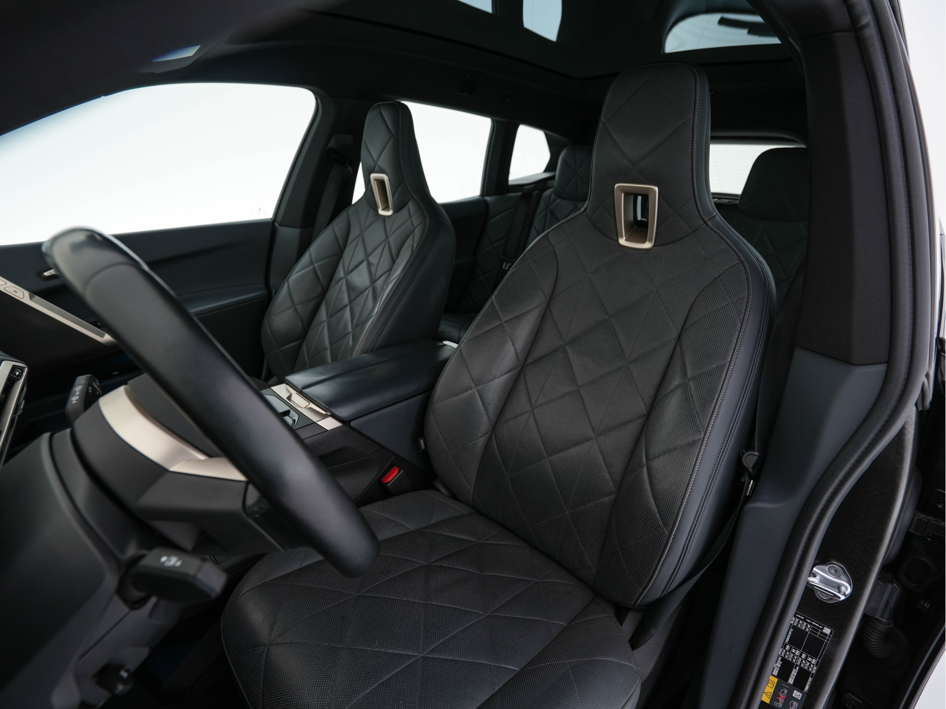 BMW iX xDrive40 High Executive 77 kWh ( 3-Fase ) {SOH-100%} (INCL-BTW) Aut. *PANO | HEAD-UP | HARMAN/KARDON-SURROUND | SOFT-CLOSE | DAB+ | DIGI-COCKPIT | HEATED-COMFORTSEATS | FULL-LED | CARPLAY | TOWBAR | AMBIENT-LIGHT | TOPVIEW | MEMORY-PACK |