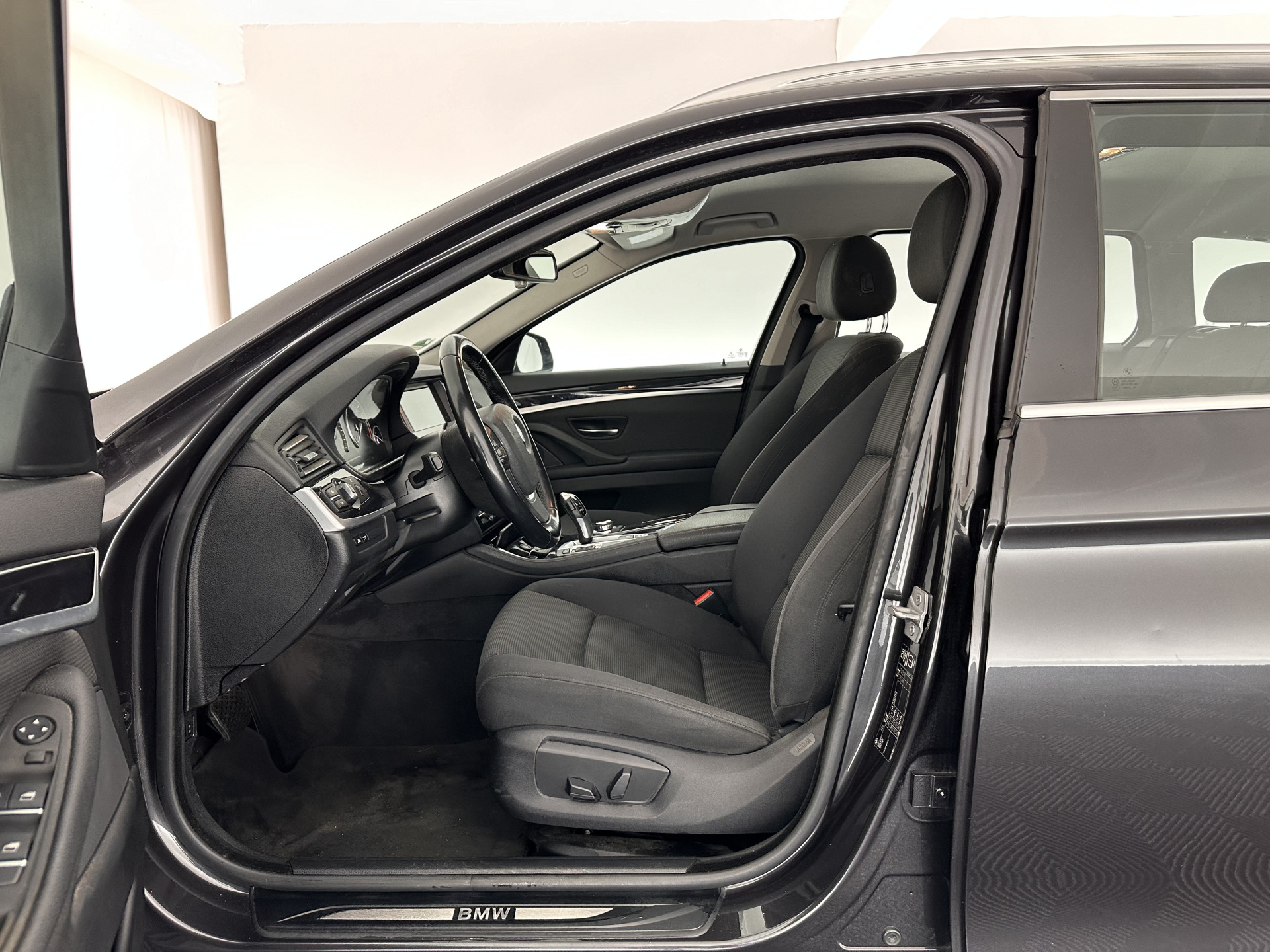 BMW 5-serie Touring 518d Executive Aut. *NAVI-FULLMAP | BI-XENON | CARPLAY |  LANE-ASSIST | TOWBAR | ECC | PDC | CRUISE | COMFORT-SEATS | AMBIENT-LIGHT | 17''ALU*