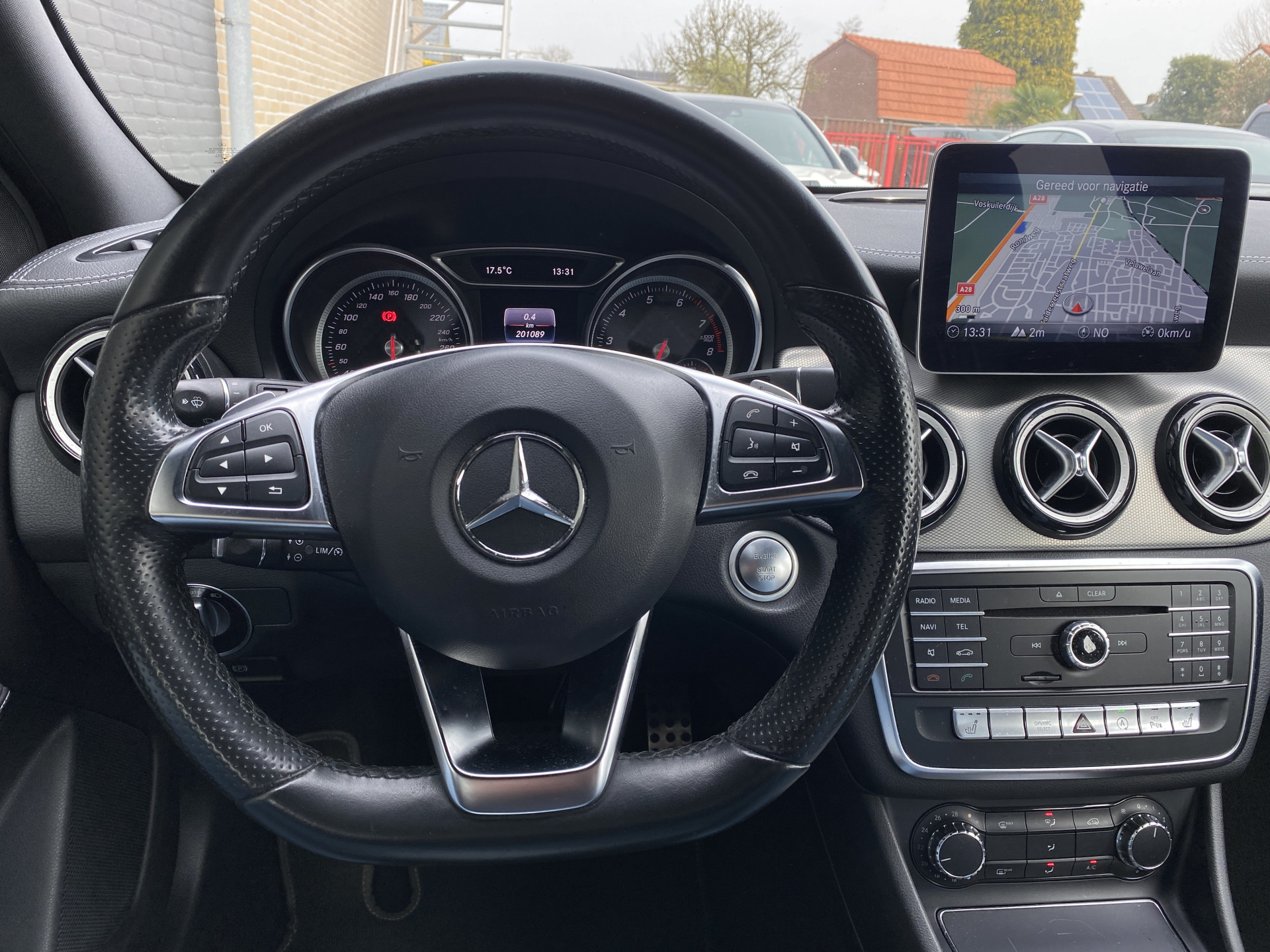 Mercedes-Benz A-klasse 180 Business Solution AMG Edition AUT. | leder/alcantara | 18 inch AMG velgen | navigatie | sportstoelen | sfeerverl.