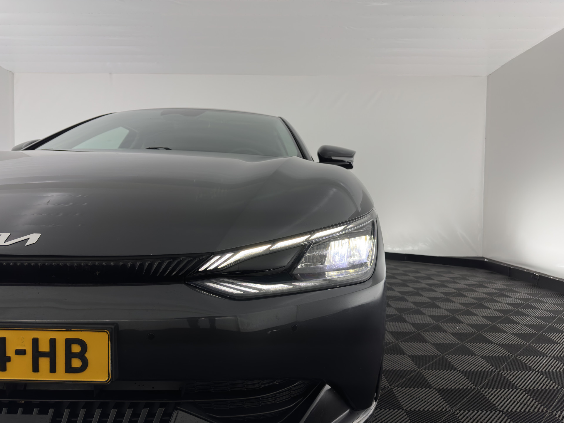 Kia EV6 Plus 77.4 kWh [ 3-Fase ] SOH100% (INCL-BTW) Aut. *LEATHER | ADAPTIVE-CRUISE | DIGI-COCKPIT | MERIDIAN-AUDIO | MEMORY-PACK | FULL-LED | KEYLESS | CAMERA | DAB | BLIND-SPOT | NAVI-FULLMAP | PRIVACY-GLASS | AMBIENT-LIGH