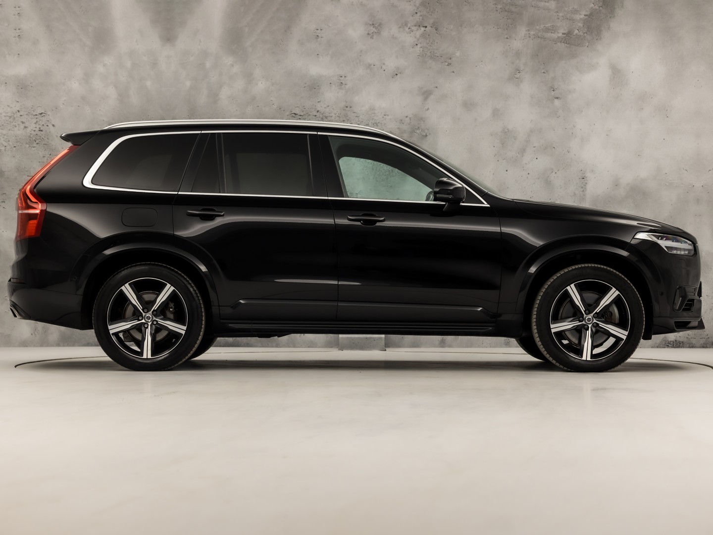 Volvo XC90 2.0 T8 Twin Engine AWD R-Design 7 Persoons 408Pk Automaat (PANORAMADAK, 1e EIGENAAR, LUCHTVERING, APPLE CARPLAY, BOWERS&WILKINS, HEAD-UP DISPLAY, STUUR/STOELVERWARMING, CAMERA, ELEK ACHTERKLEP, NIEUWSTAAT)