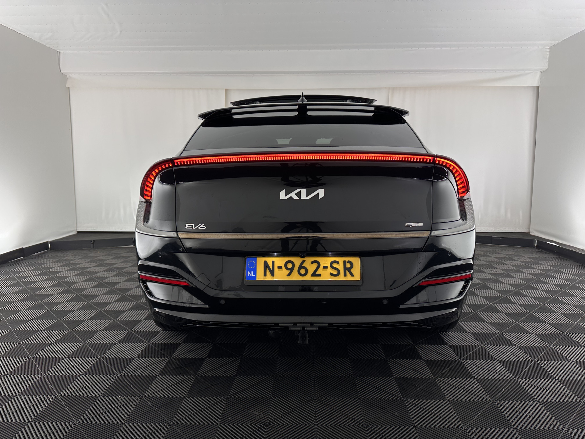 Kia EV6 GT-Line 77.4 kWh (3-Fase-11kW) {SOH-96%} (INCL-BTW) Aut. *HEATPUMP | PANO | HEAD-UP | LEATHER-ALCANTARA | ADAPTIVE-CRUISE | DIGI-COCKPIT | MERIDIAN-AUDIO | MEMORYPACK | FULL-LED | KEYLESS | TOPVIEW | DAB | BLINDSPOT | NAVI-FULLMAP |