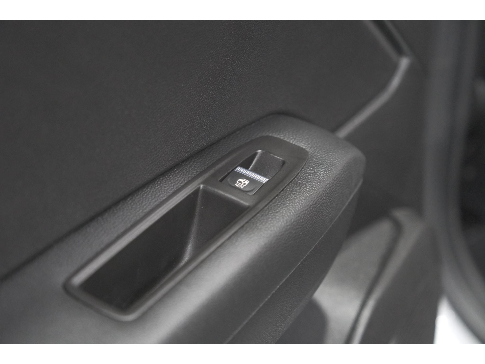 Renault Captur 1.6 E-Tech Plug-in Hybrid 160 Intens | Trekhaak | Camera | Navigatie | Parkeersensoren | Pack Winter