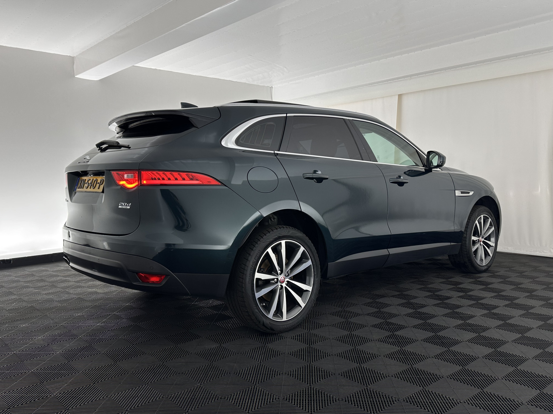 Jaguar F-PACE 2.0 Portfolio AWD 20d Aut. *PANO | DIGI-COCKPIT | XENON | LEATHER | KEYLESS | MERIDIAN-SOUND | NAVI-FULLMAP | ECC | PDC | CRUISE | 19''ALU*