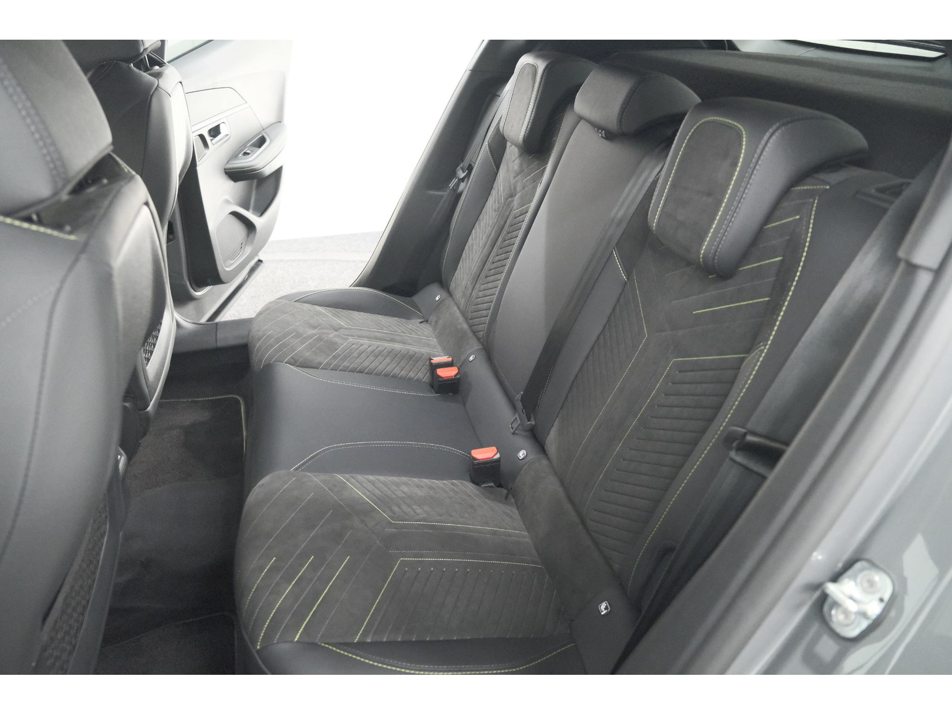 Peugeot e-2008 EV GT Avantage 54 kWh | 360 Camera | Massage Functie | Dodehoekdetectie | Stoelverwarming