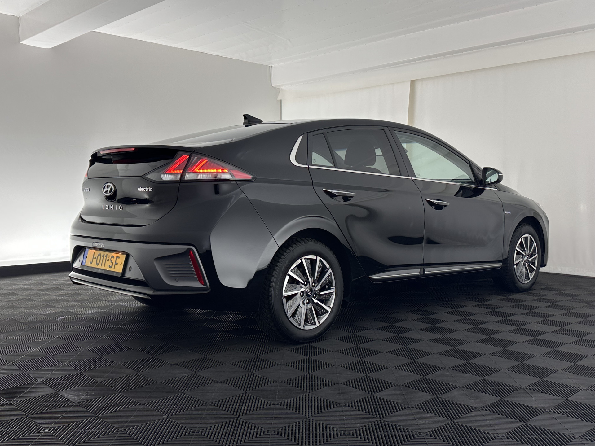 Hyundai IONIQ Comfort EV 38 kWh {SOH-100%} (INCL-BTW) *FULL-LED | ADAPTIVE-CRUISE | CAMERA | KEYLESS | DAB+ | NAVI-FULLMAP | HEATED-COMFORTSEATS | PRIVACYGLASS | ECC | AMBIENTLIGHT | DIGI-COCKPIT | SHIFTPADDLES | LANE-ASSIST | PDC | .