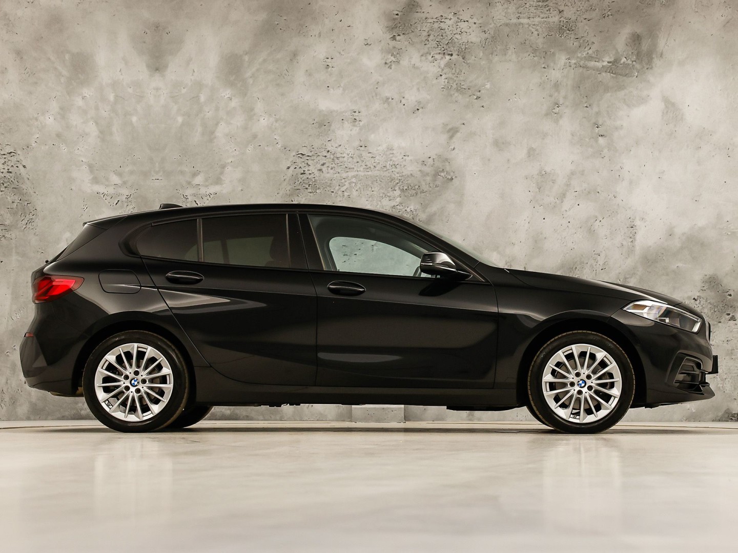 BMW 1 Serie 118i Sport Automaat (APPLE CARPLAY, DEALER ONDERHOUDEN, GROOT NAVI, CAMERA, STUUR/STOELVERWARMING, SPORTSTOELEN, TREKHAAK, GETINT GLAS, ELEK ACHTERKLEP, NIEUWSTAAT)