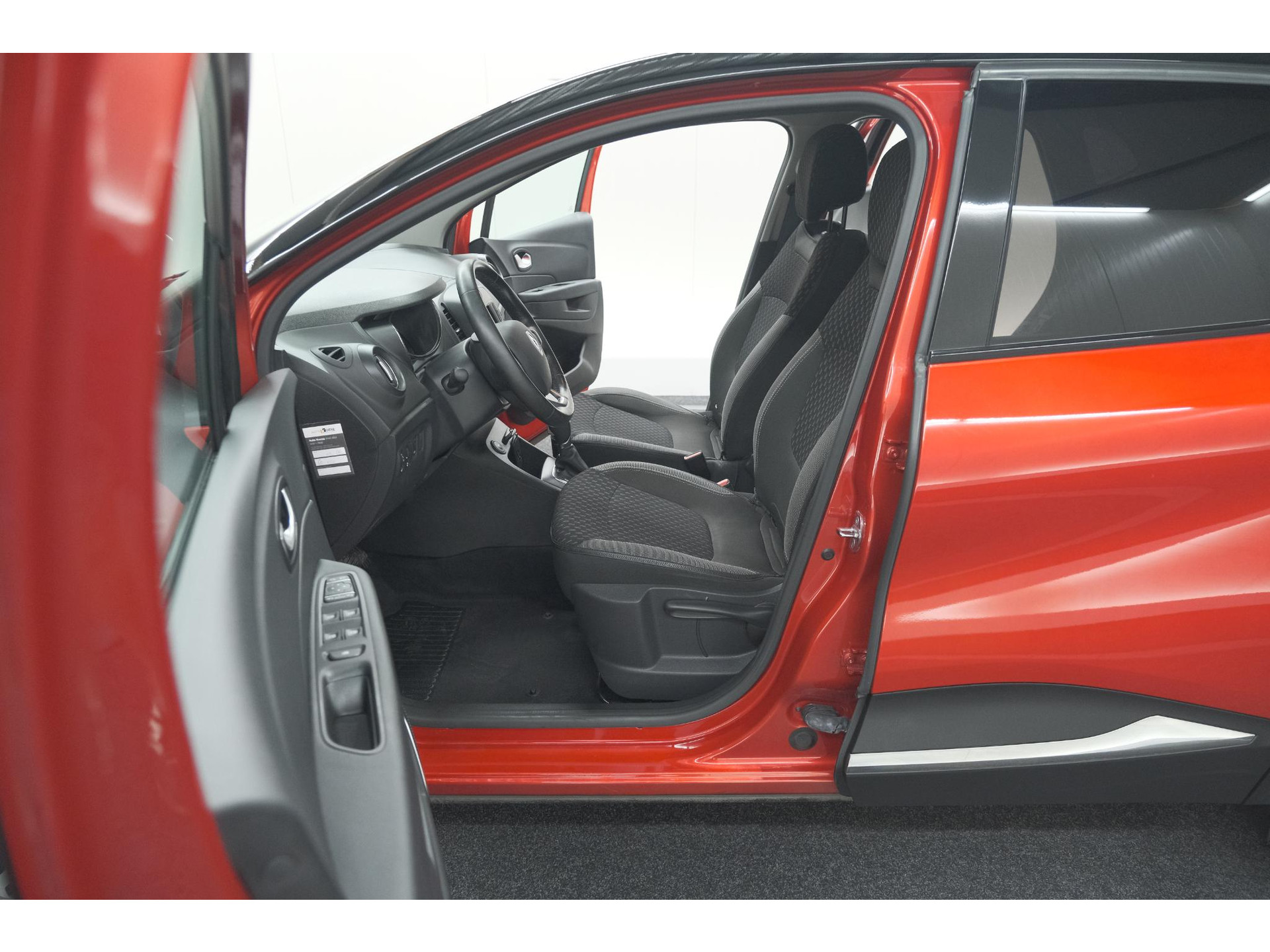 Renault Captur TCe 120 EDC Intens | Trekhaak | Camera | Navigatie | Parkeersensoren