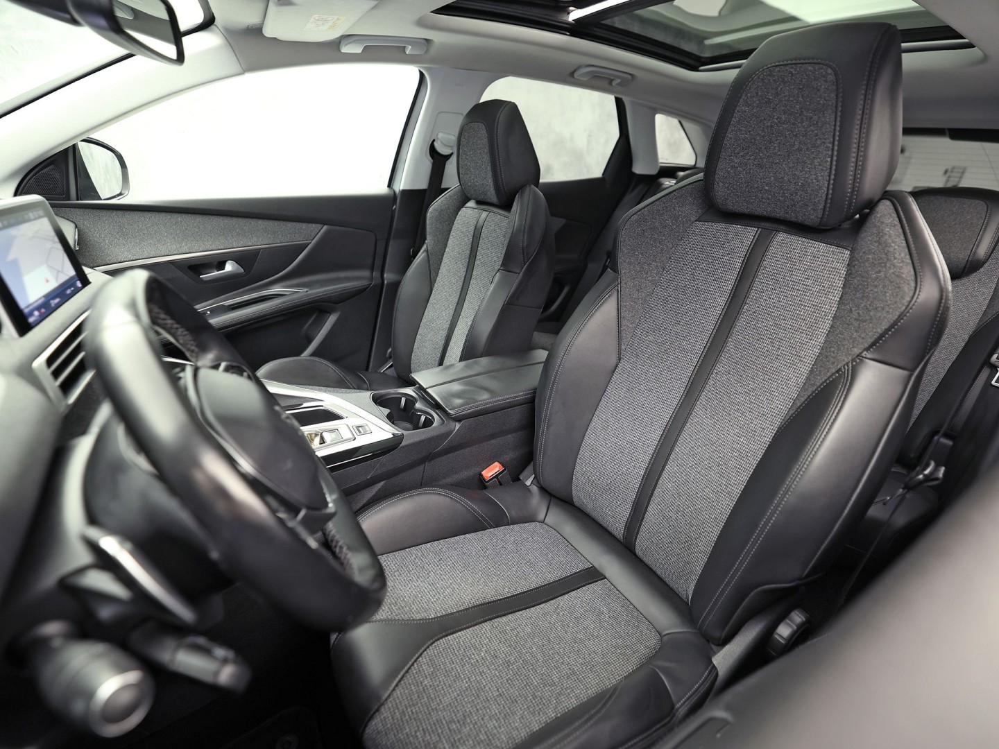 Peugeot 3008 1.2 PureTech Sport Automaat (PANORAMADAK, APPLE CARPLAY, GROOT NAVI, 360 CAMERA, LEDER, STOELVERWARMING, SPORTSTOELEN, GETINT GLAS, KEYLESS, DRIVE SELECT, NIEUWSTAAT)