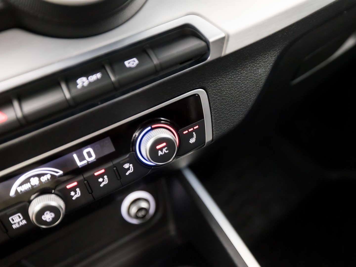Audi Q2 35 TFSI S-Tronic Sport 150Pk Automaat (VIRTUAL COCKPIT, APPLE CARPLAY, GROOT NAVI, CLIMATE, STOELVERWARMING, SPORTSTOELEN, GETINT GLAS, PARKEERSENSOREN, CRUISE, NIEUWSTAAT)
