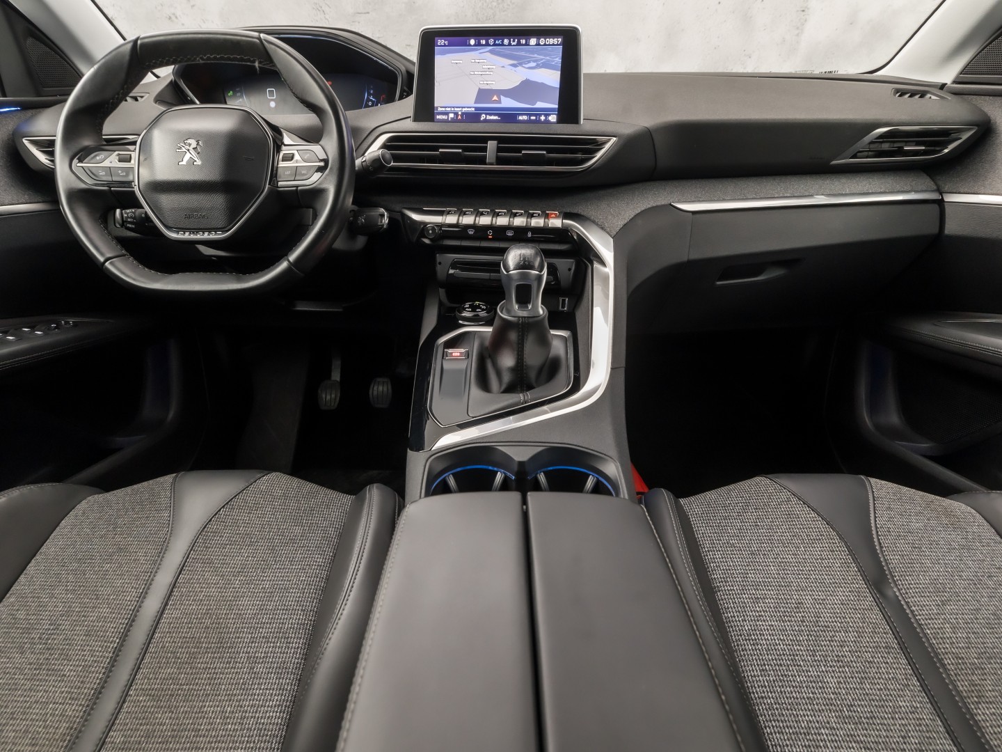 Peugeot 3008 1.2 PureTech Allure Sport (APPLE CARPLAY, GROOT NAVI, 360 CAMERA, DRIVE MODE, GETINT GLAS, SPORTSTOELEN, LEDER, TREKHAAK, CRUISE, NIEUWSTAAT)