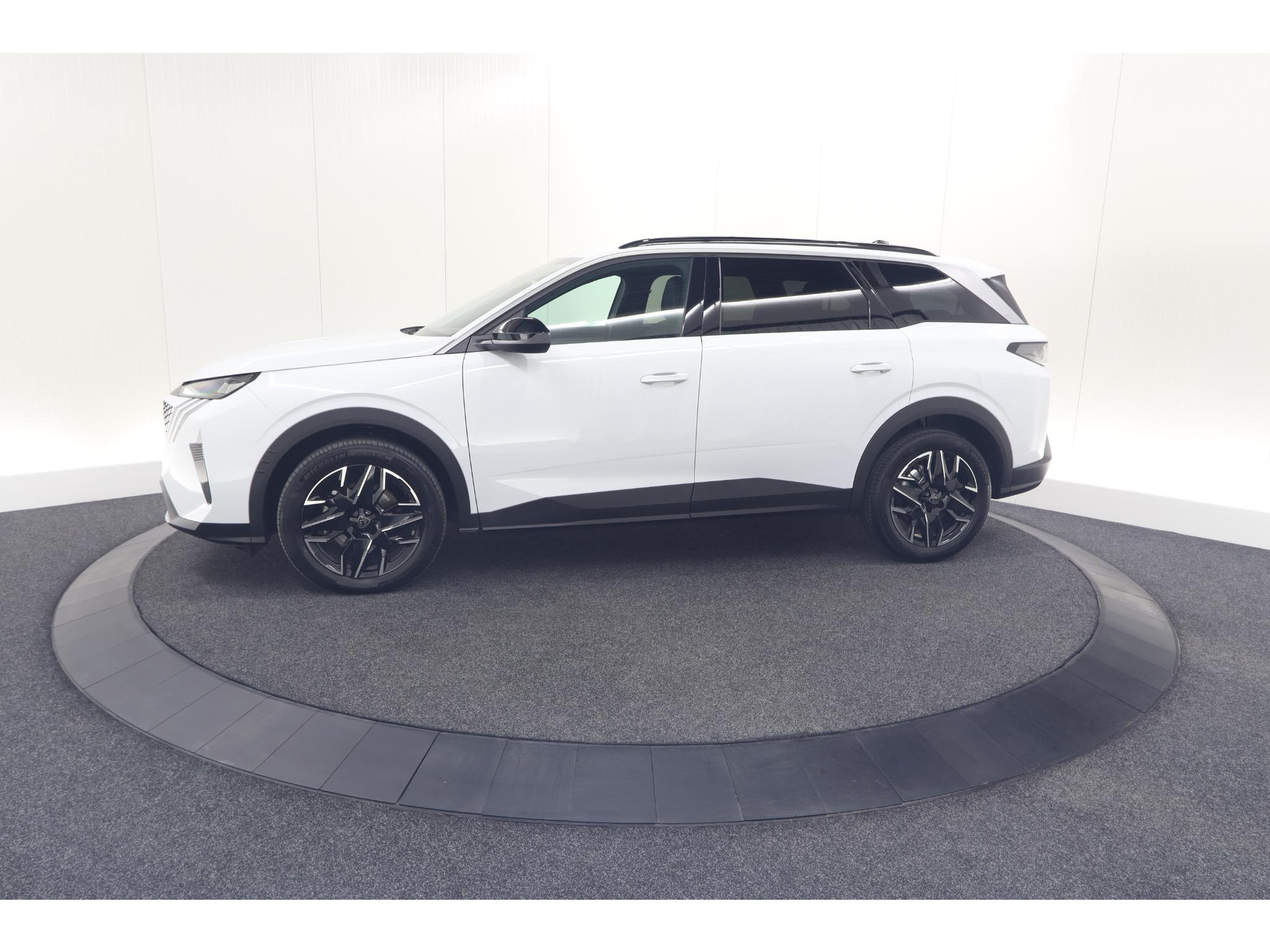Peugeot 5008 Hybrid 136 e-DCS6 Allure | 7 Zitplaatsen | Camera | Stoelverwarming | Panoramic Navigation pack