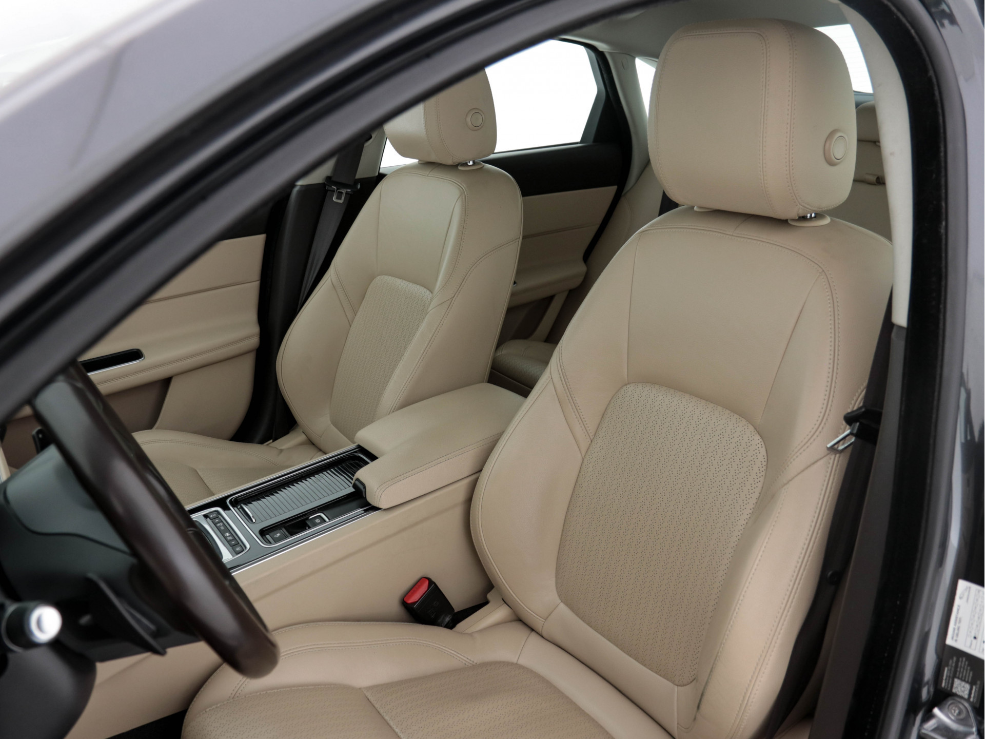 Jaguar XF 2.0D Portfolio Premium-Business-Pack Aut *LEATHER | BI-XENON | NAVI-FULLMAP | KEYLESS | MERIDIAN-SURROUND | SHIFT-PADDLES |  LANE-ASSIST | CRUISE | CAMERA | HEATED/COOLED-COMFORTSEATS | 17"ALU*