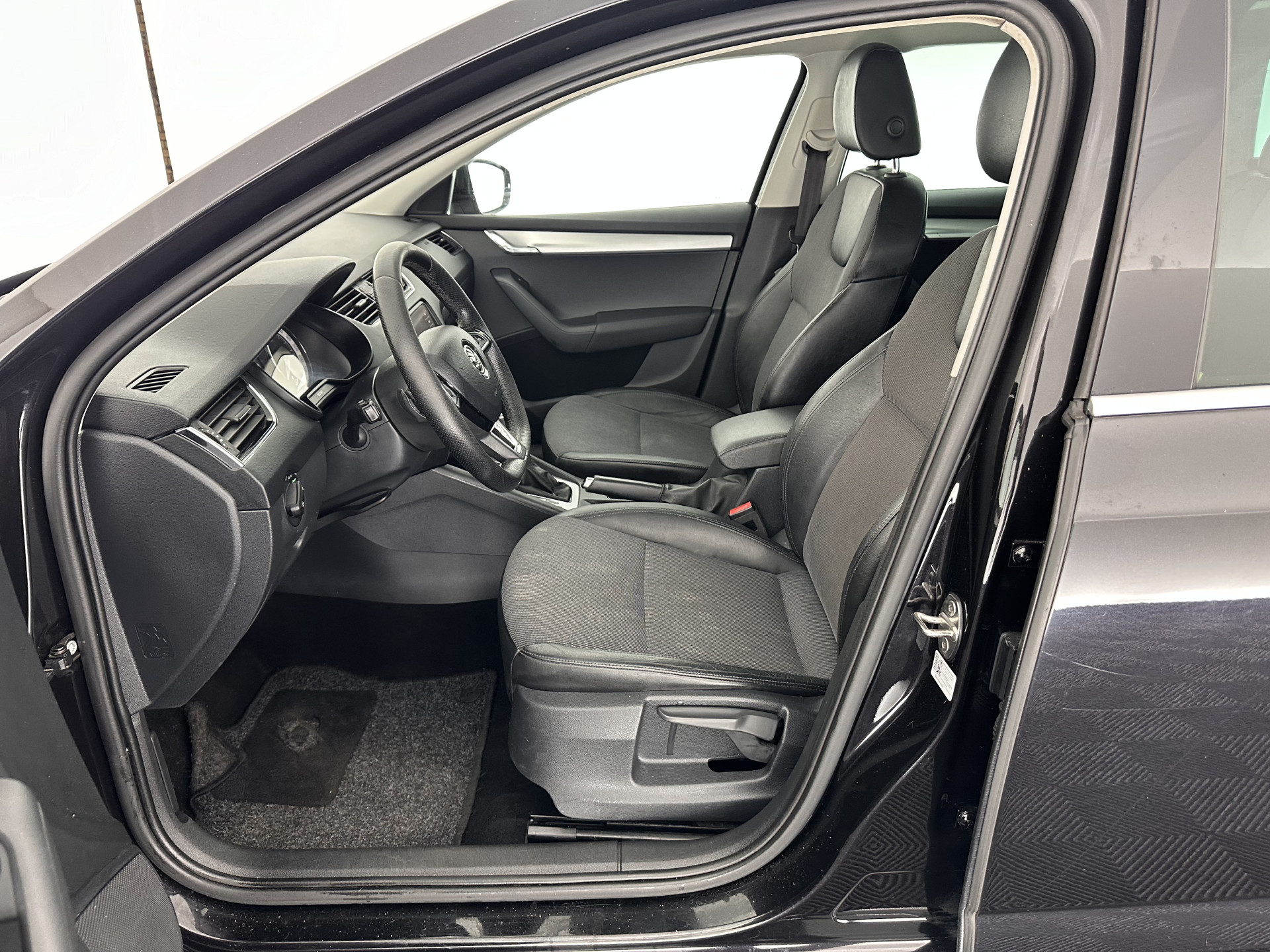 ŠKODA Octavia Combi 1.6 TDI Greentech Clever Edition Aut. *LEATHER-FABRIC | NAVI-FULLMAP | COMFORT-SEATS | DAB+ | HEATED-SEATS | AMUNDSEN-AUDIO | ECC | SHIFT-PADDLES | PARKPILOT | CRUISE | TOWBAR | 16''ALU *