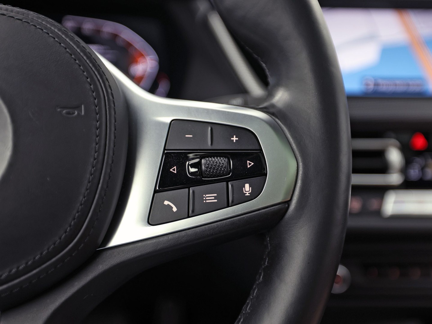 BMW 1 Serie 118i M Sport Automaat (PANORAMADAK, M PAKKET, DEALER ONDERHOUDEN, STUUR/STOELVERWARMING, CAMERA, BRUIN LEDER, SPOILER, BLACK PACK, SFEERVERLICHTING, NIEUWSTAAT)