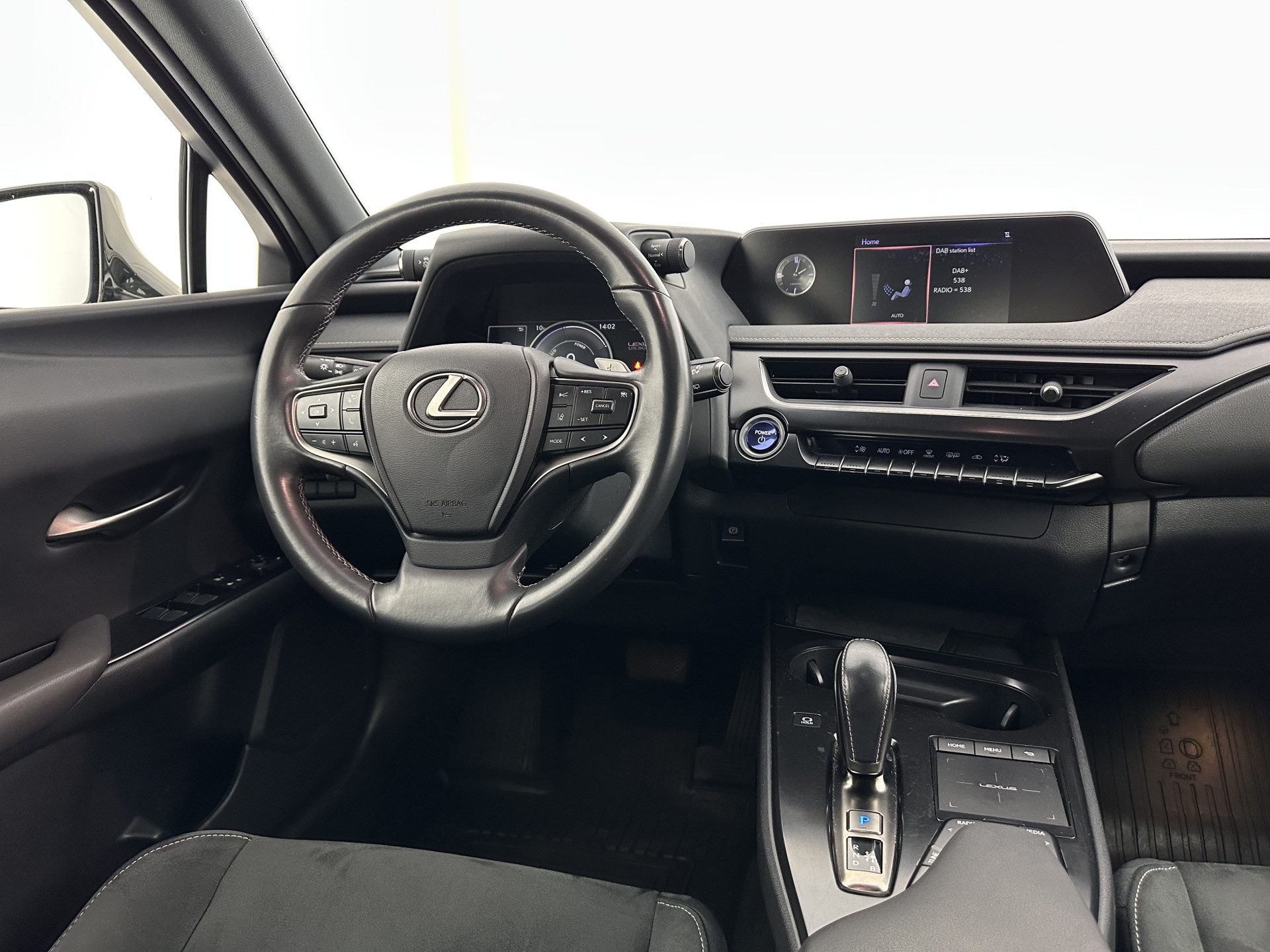 Lexus UX 300e Business 54 kWh (INCL-BTW) *HEATPUMP | MICROFIBRE | DIGI-COCKPIT | FULL-LED | NAVI-FULLMAP | DAB+ | KEYLESS | CAMERA | COMFORTSEATS | ECC | CARPLAY | SHIFTPADDLES | BLINDSPOT | ADAPTIVE-CRUISE | 17''ALU*