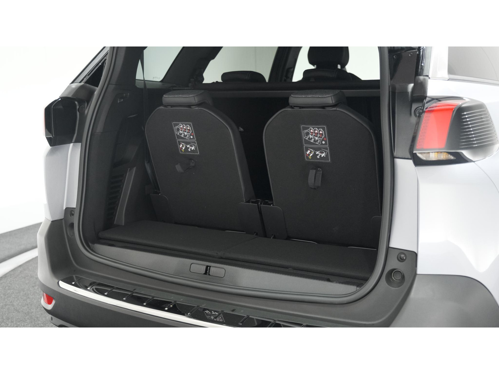 Peugeot 5008 PureTech 130 EAT8 Allure Pack Business | 7 Zitplaatsen | Camera | Dodehoekdetectie | Navigatie | Elektronische Achterklep