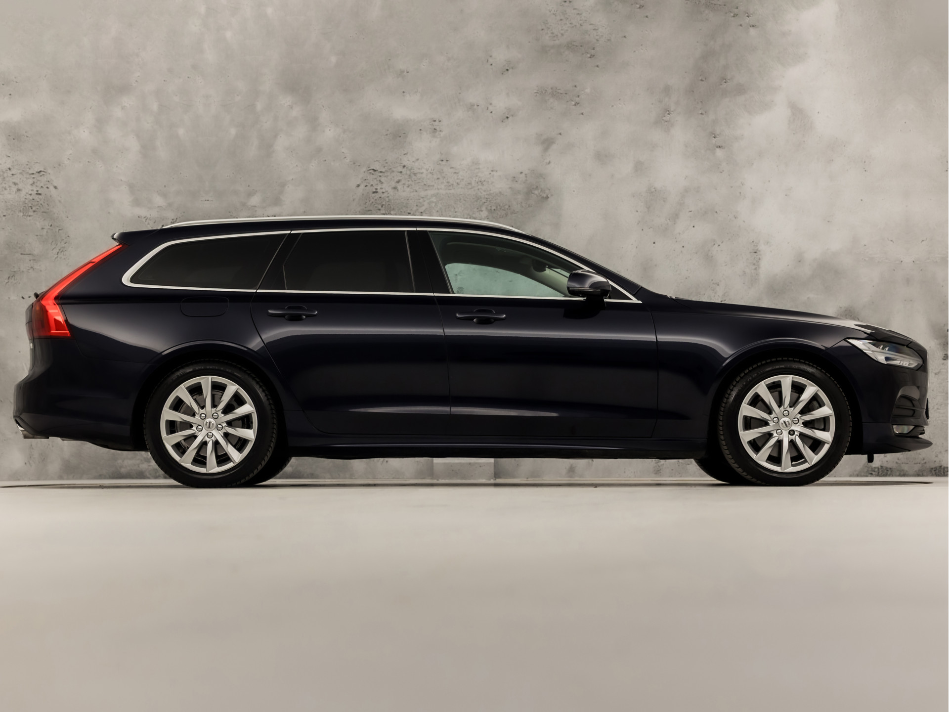 Volvo V90 2.0 T4 Momentum Sport 190Pk Automaat (APPLE CARPLAY, GROOT NAVI, LEDER, GETINT GLAS, STOELVERWARMING ACHTER, MEMORY SEATS, ELEK ACHTERKLEP, NIEUWE APK, NIEUWSTAAT)
