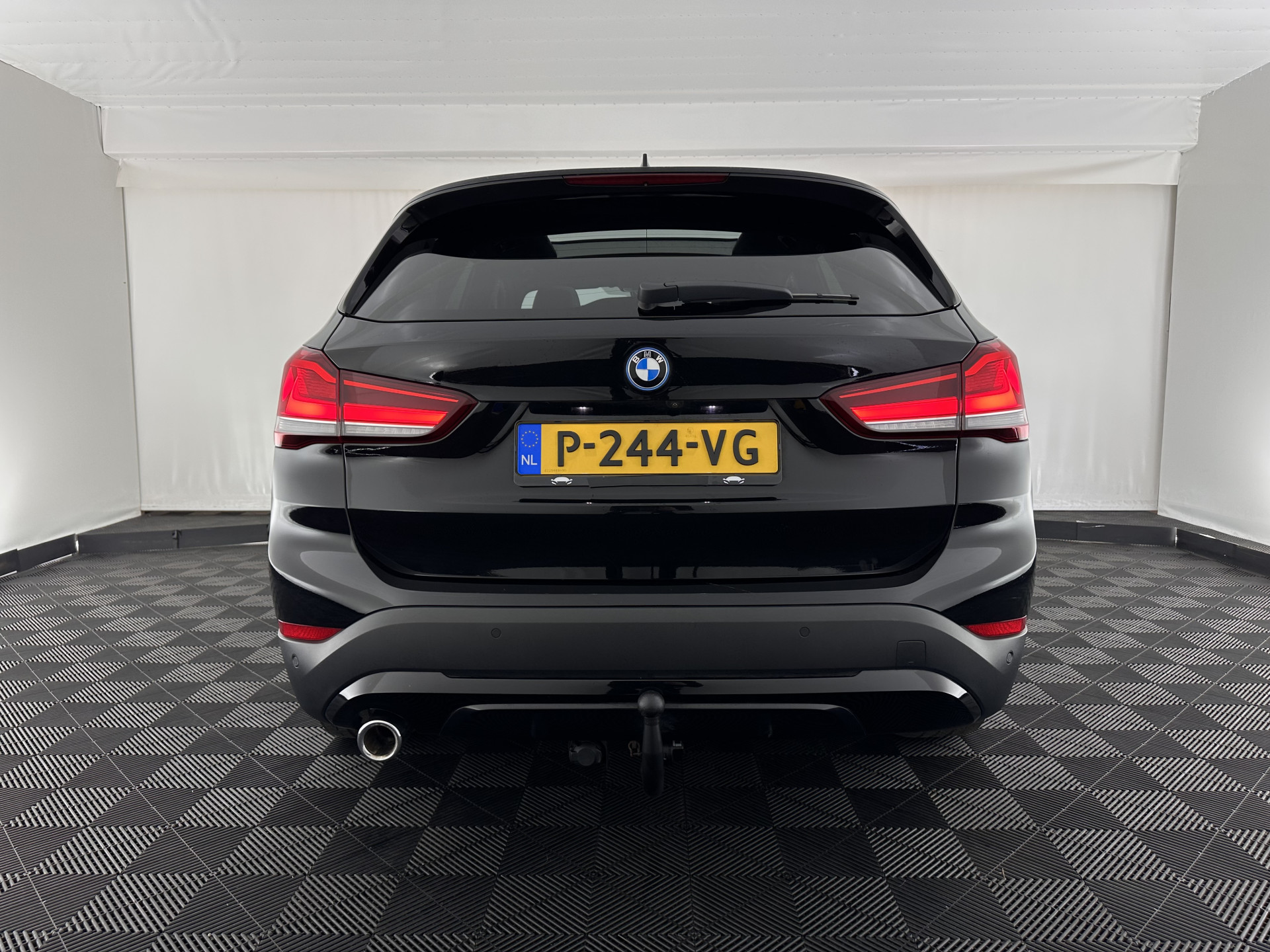 BMW X1 xDrive25e Sportline Business Edition Plus (Plug-In) (INCL-BTW) Aut. *PANO | LEATHER | FULL-LED | HEATED-SPORTSEATS | HIFI-SYSTEM | CAMERA | PRIVACYGLASS | NAVI-FULLMAP | ECC | HEAD-UP | PDC | KEYLESS | DAB | CRUISE | TOWBAR | AMBIENTLIGHT | 18