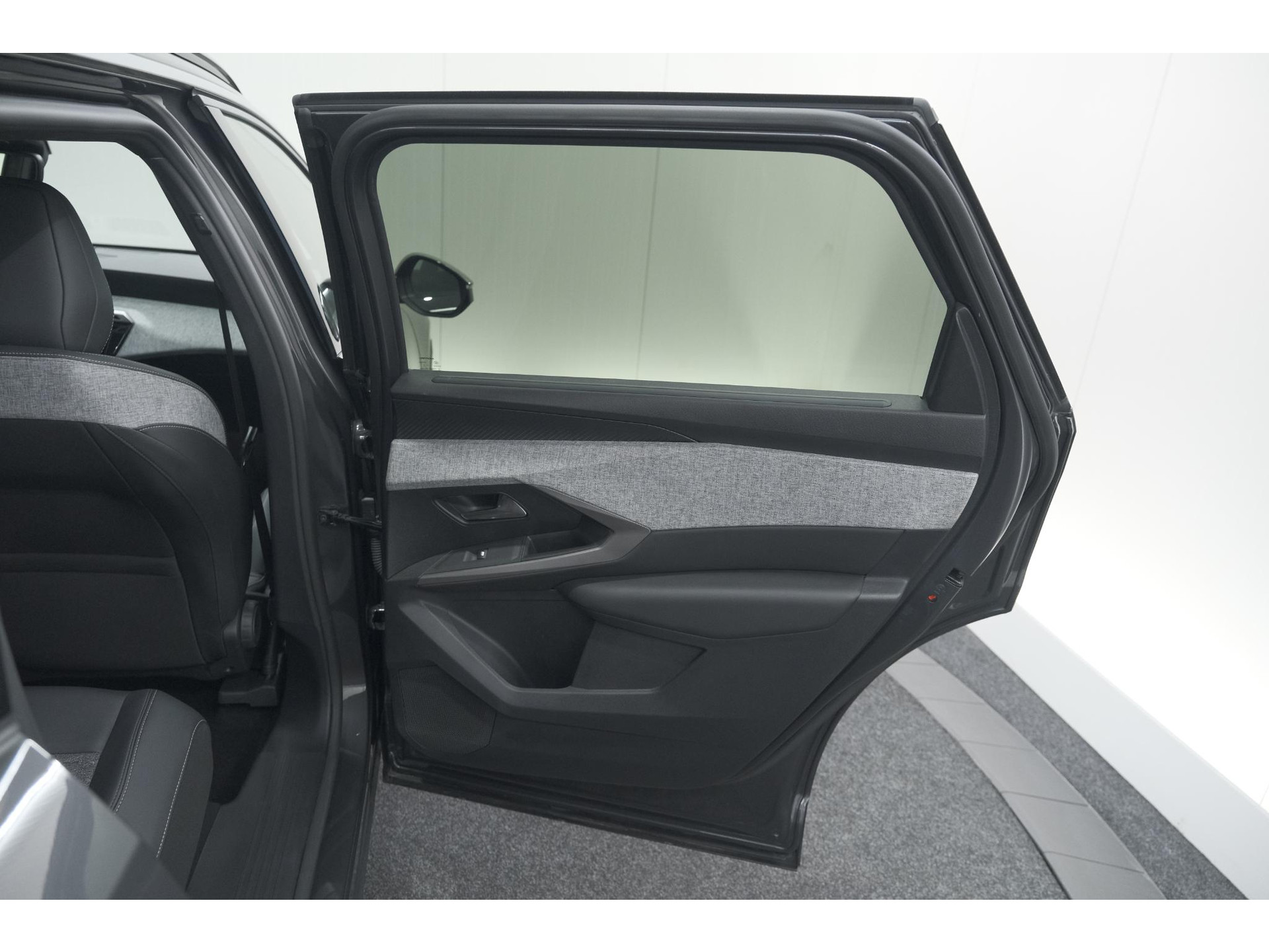 Peugeot 5008 1.2 Hybrid 136 e-DCS6 Allure | 7 Zitplaatsen | Camera | Stoelverwarming | Navigatie