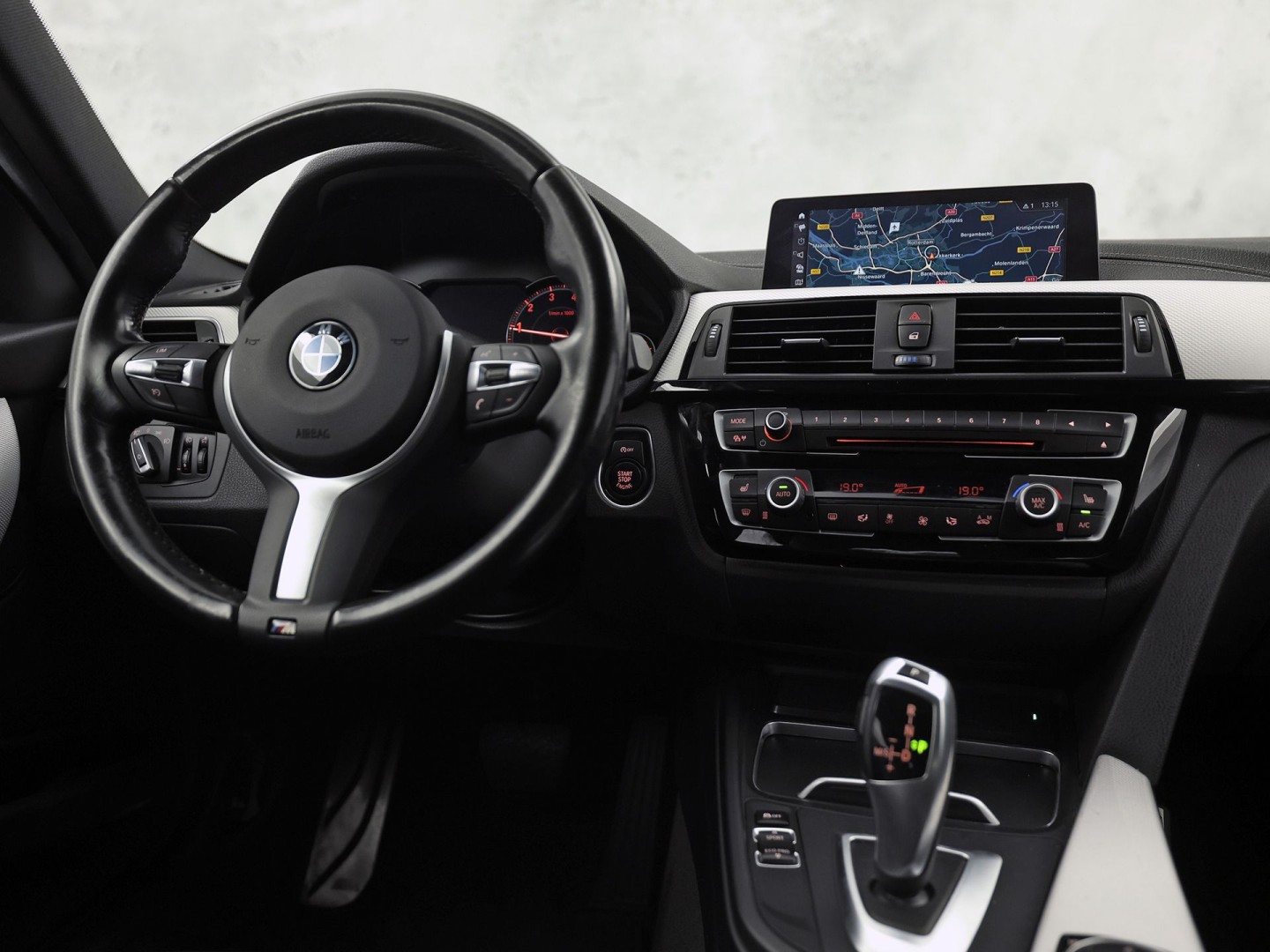 BMW 3 Serie 318i M Sport High Executive Automaat (VIRTUAL COCKPIT, M PAKKET, GROOT NAVI, STOELVERWARMING, SPORT AUTOMAAT, SPORTSTOELEN, TREKHAAK, GETINT GLAS, PARKEERSENSOREN, NIEUWSTAAT)