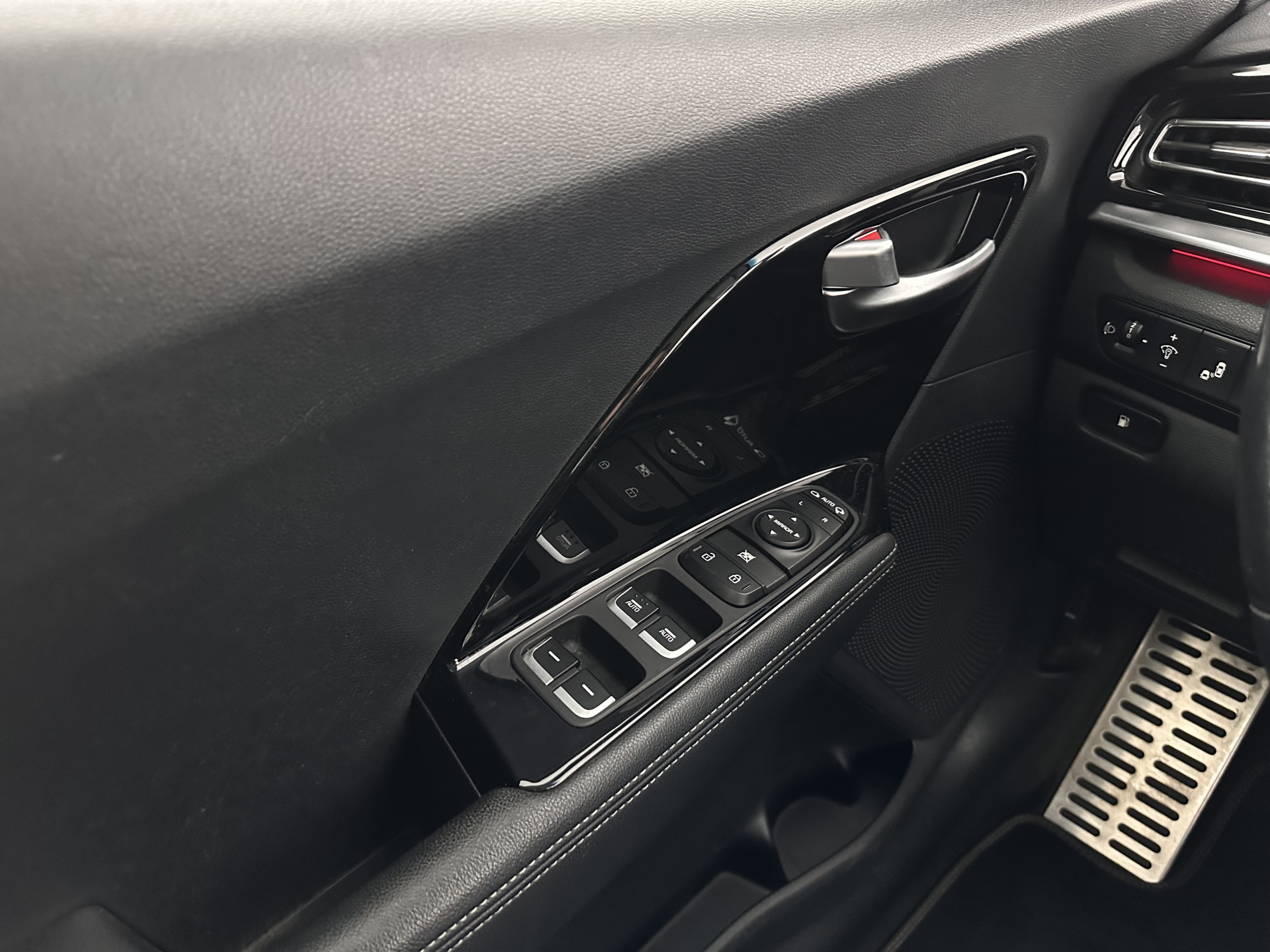 Kia Niro 1.6 GDi Hybrid Dynamic Plus Line (INCL-BTW) Aut. *LEATHER | FULL-LED | ADAPTIVE-CRUISE | BLINDSPOT | HEATED-COMFORTSEATS | CAMERA | KEYLESS | NAVI-FULLMAP | AMBIENTLIGHT | LANE-ASSIST | TOWBAR | 16''ALU*