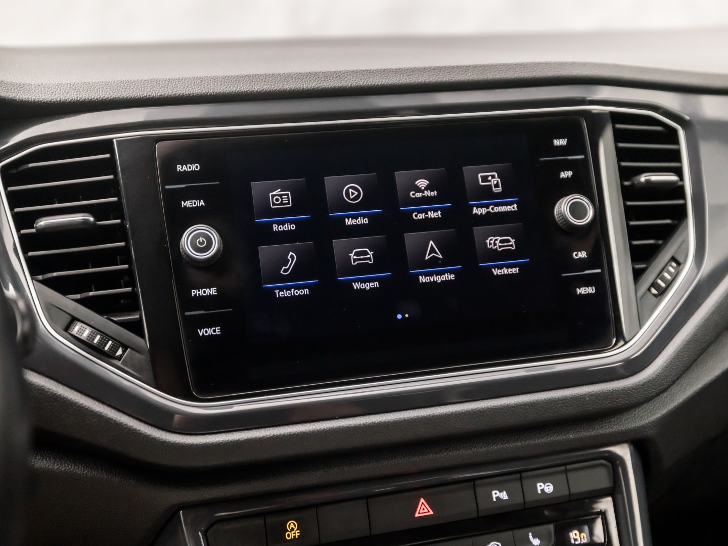Volkswagen T-Roc 2.0 TSI 4Motion Sport R 190Pk Automaat (VIRTUAL COCKPIT, APPLE CARPLAY, STUUR/STOELVERWARMING, CAMERA, SPORTSTOELEN, GETINT GLAS, ELEK ACHTERKLEP, KEYLESS, NIEUWSTAAT)