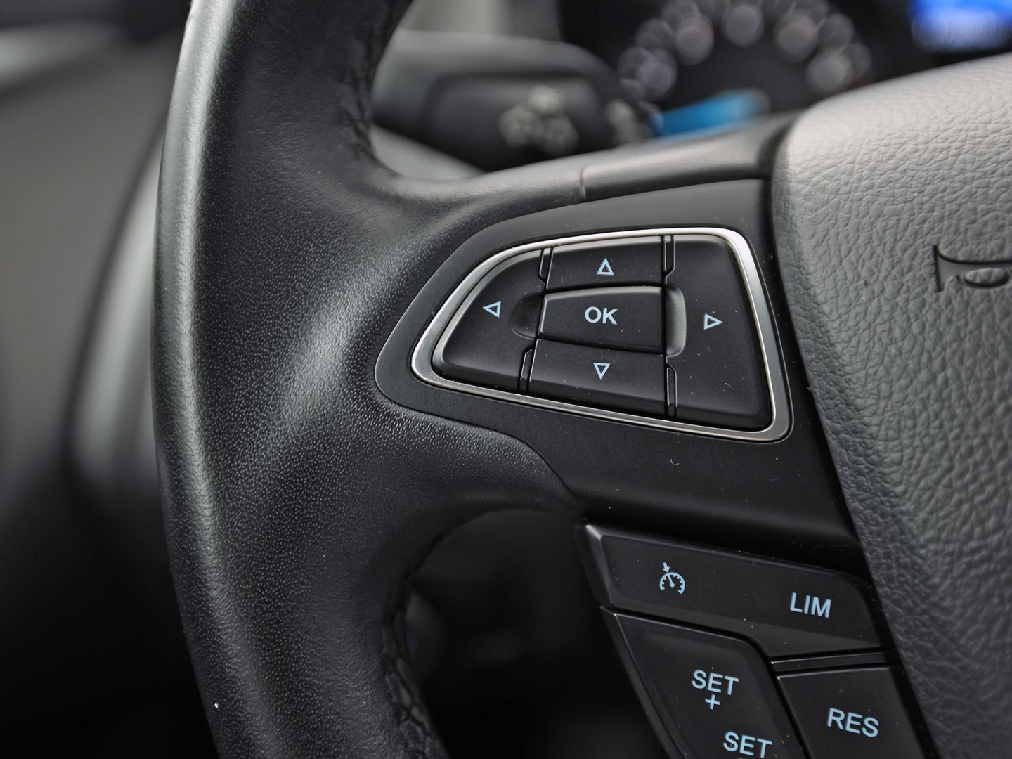 Ford Focus 1.0 Sport (NAVIGATIE, LM VELGEN, PARKEERSENSOREN, TREKHAAK, SPORTSTOELEN, CRUISE, NIEUWSTAAT)