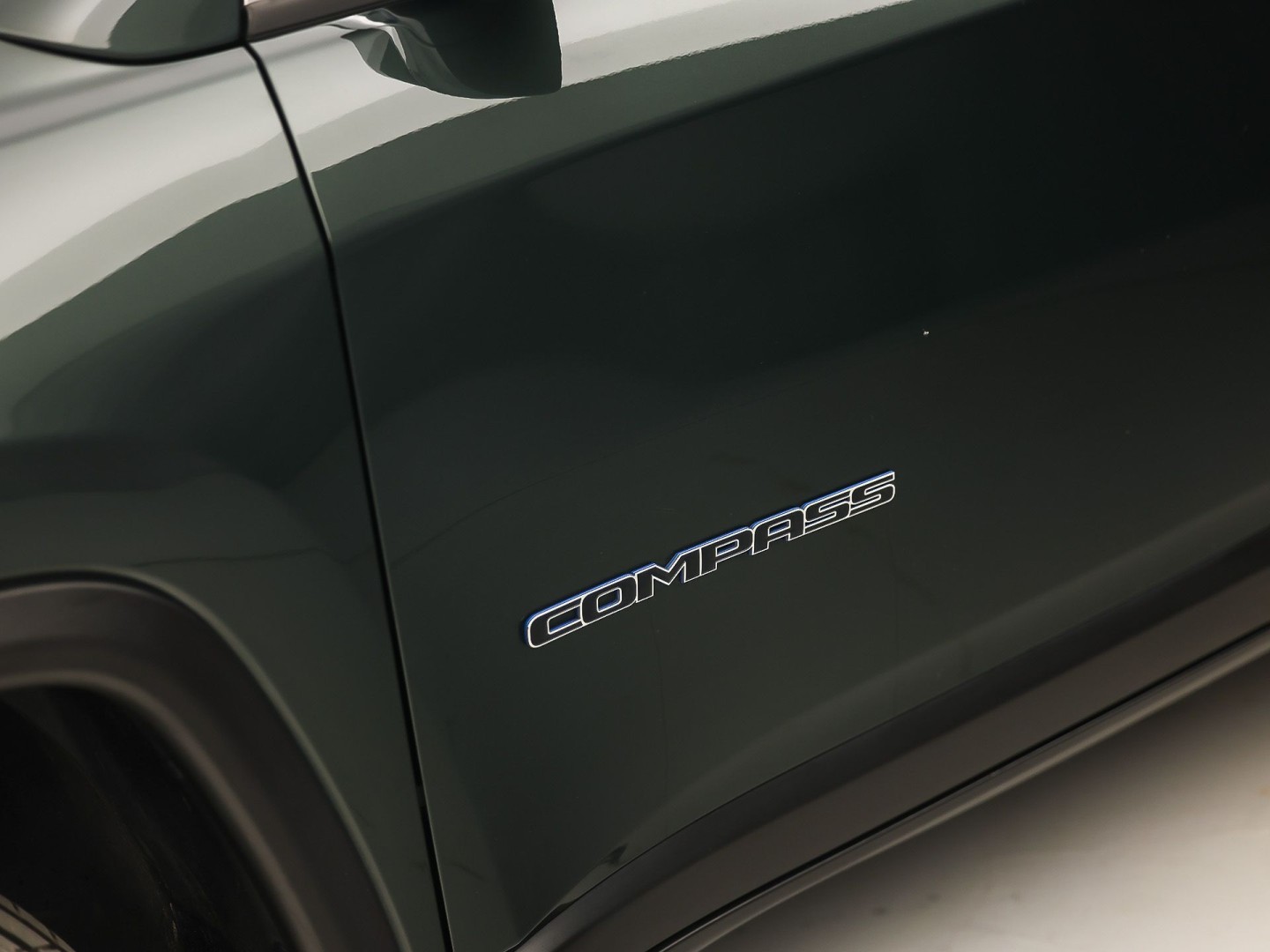 Jeep Compass 4xe 190 Plug-in Hybrid Electric Night Eagle. Automaat (NAP, APPLE CARPLAY, GROOT NAVI, LEDER, ADAPTIVE CRUISE, SPORTSTOELEN, GETINT GLAS, KEYLESS, NIEUWSTAAT)