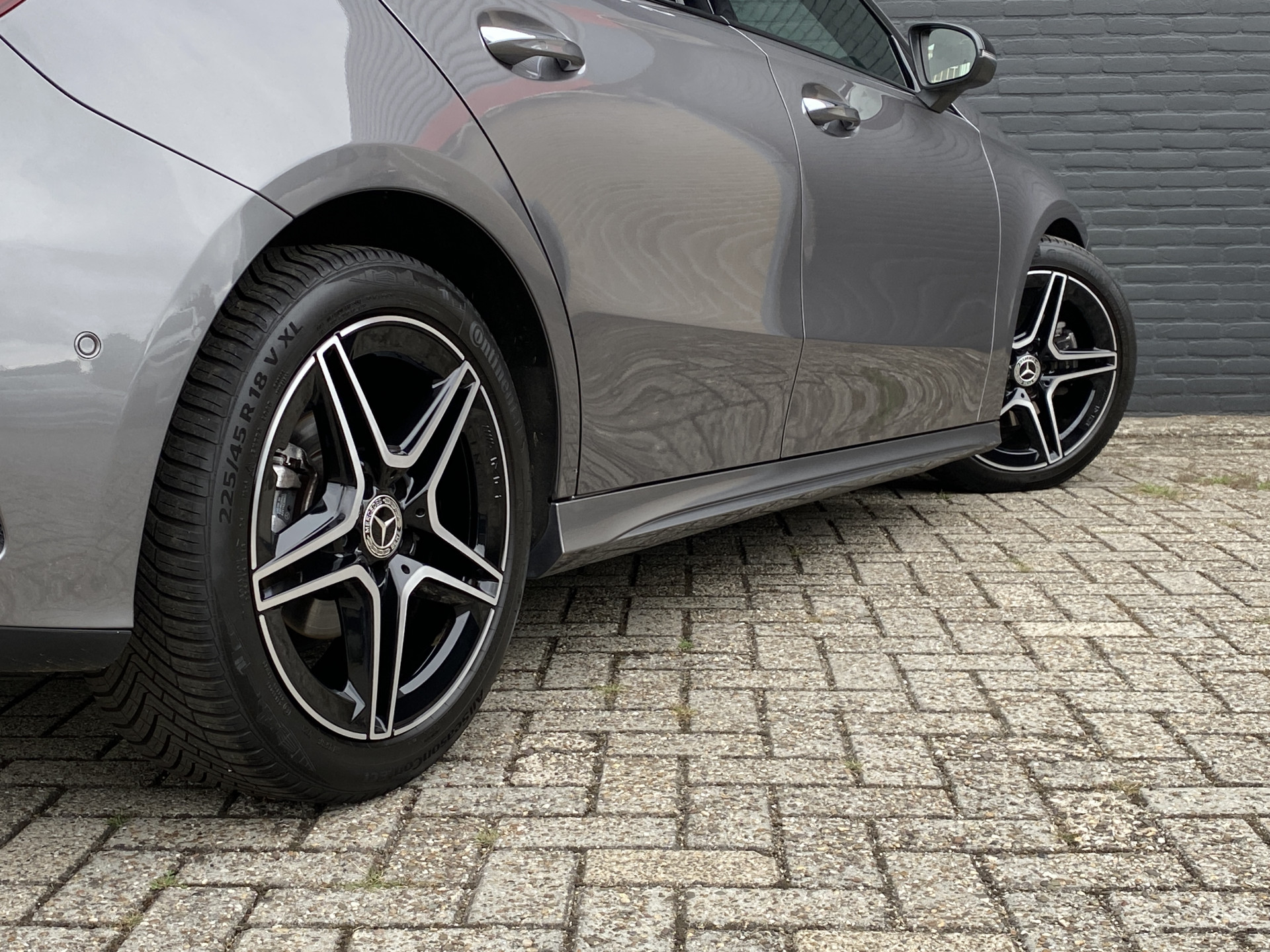 Mercedes-Benz A-klasse 180 AMG Line AUT. | 1e eigenaar | dealer onderh. | panoramadak | camera | night pakket | sfeerverlichting